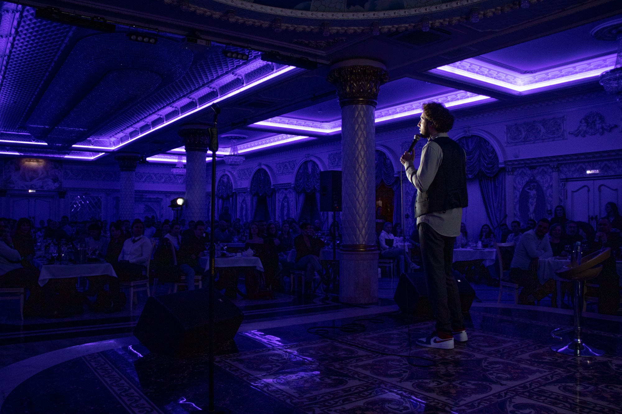 Выступление стендап-комика Дмитрий Романов. Репортажный, промышленный и маркетплейс-фотограф Дмитрий Чернат