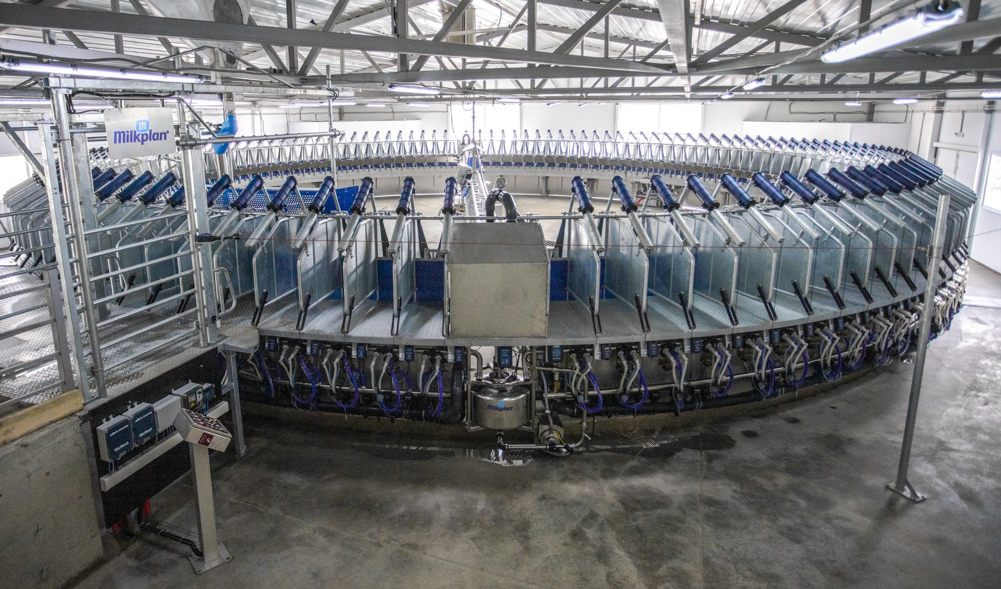 Открытие карусели для дойки скота. Репортажный, промышленный и маркетплейс-фотограф Дмитрий Чернат