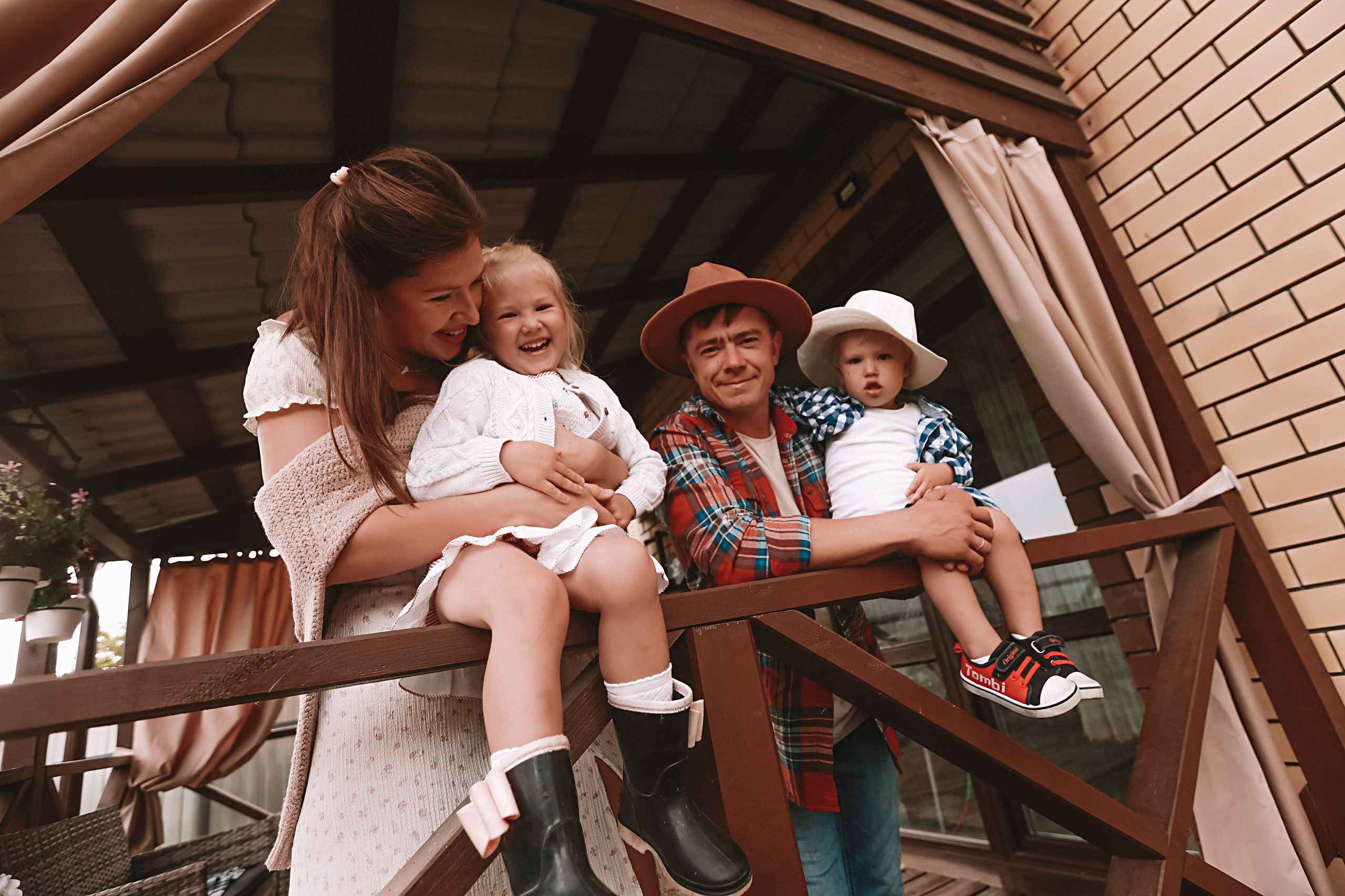 У дома. Семейный фотограф Тюмень, фотограф на роды Салмина Мария