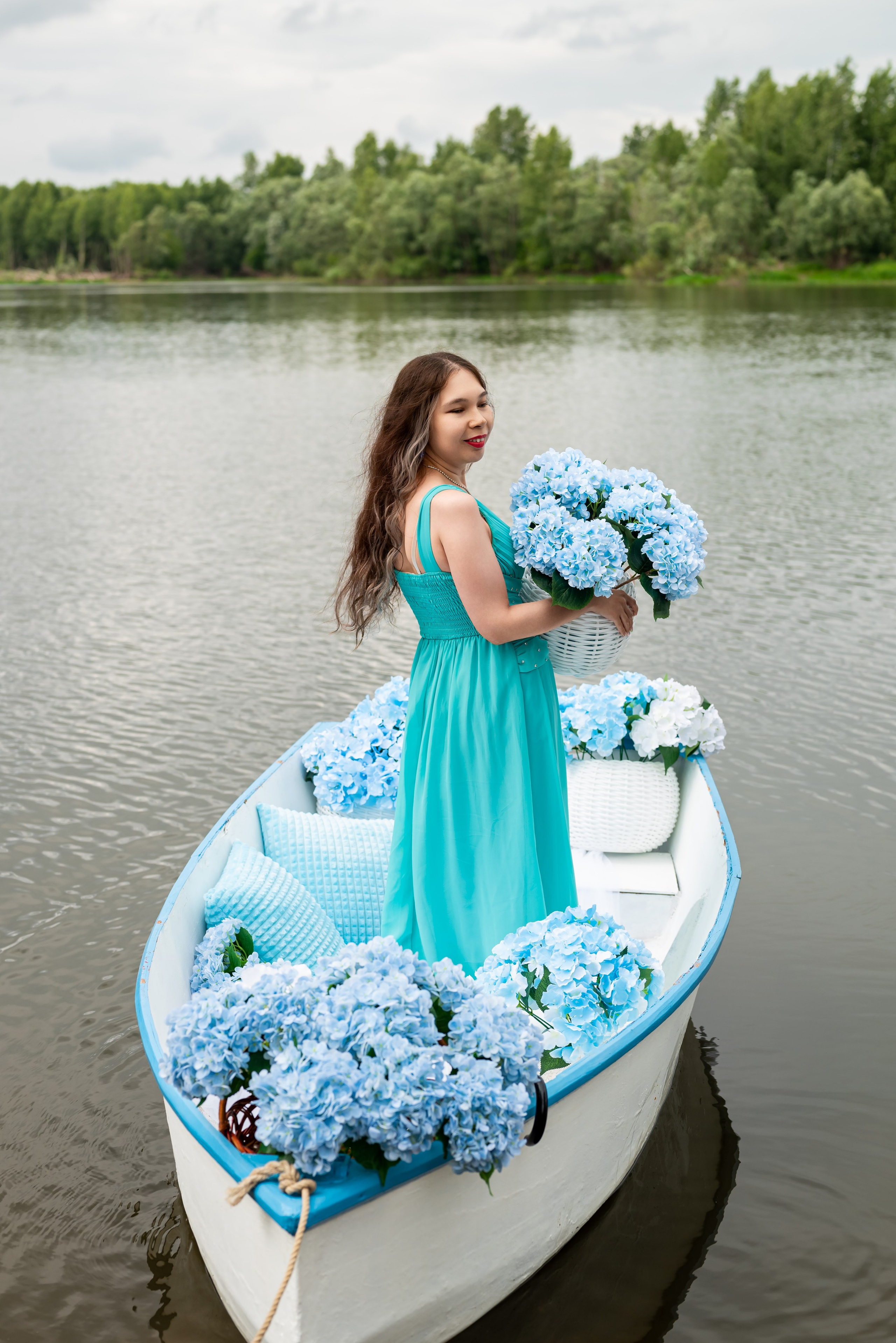 Фотопроект на лодке с голубыми гортензиями. Фотограф в городе Салават