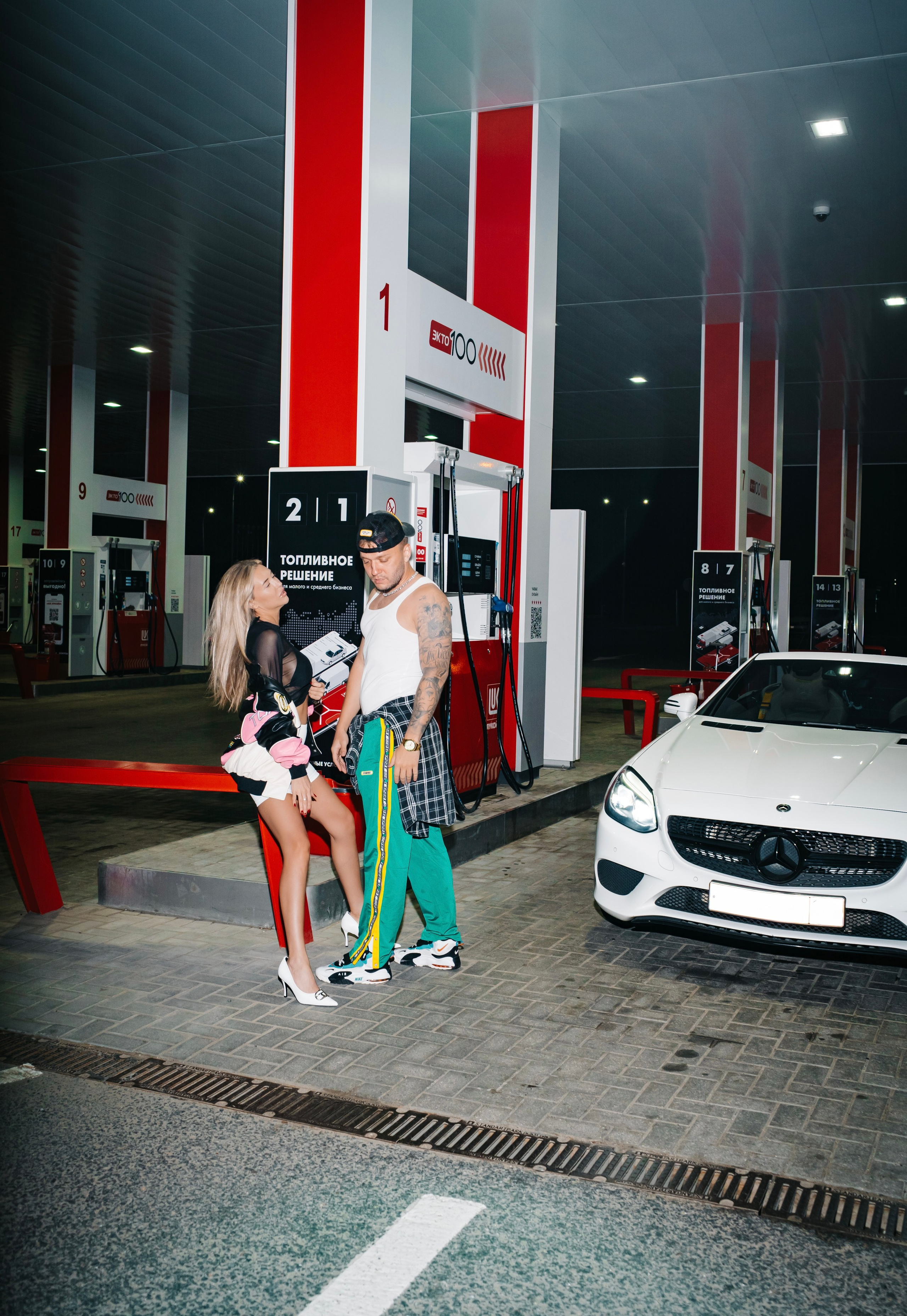 Lovestory на заправке. Фотограф Москва и Видеограф Москва