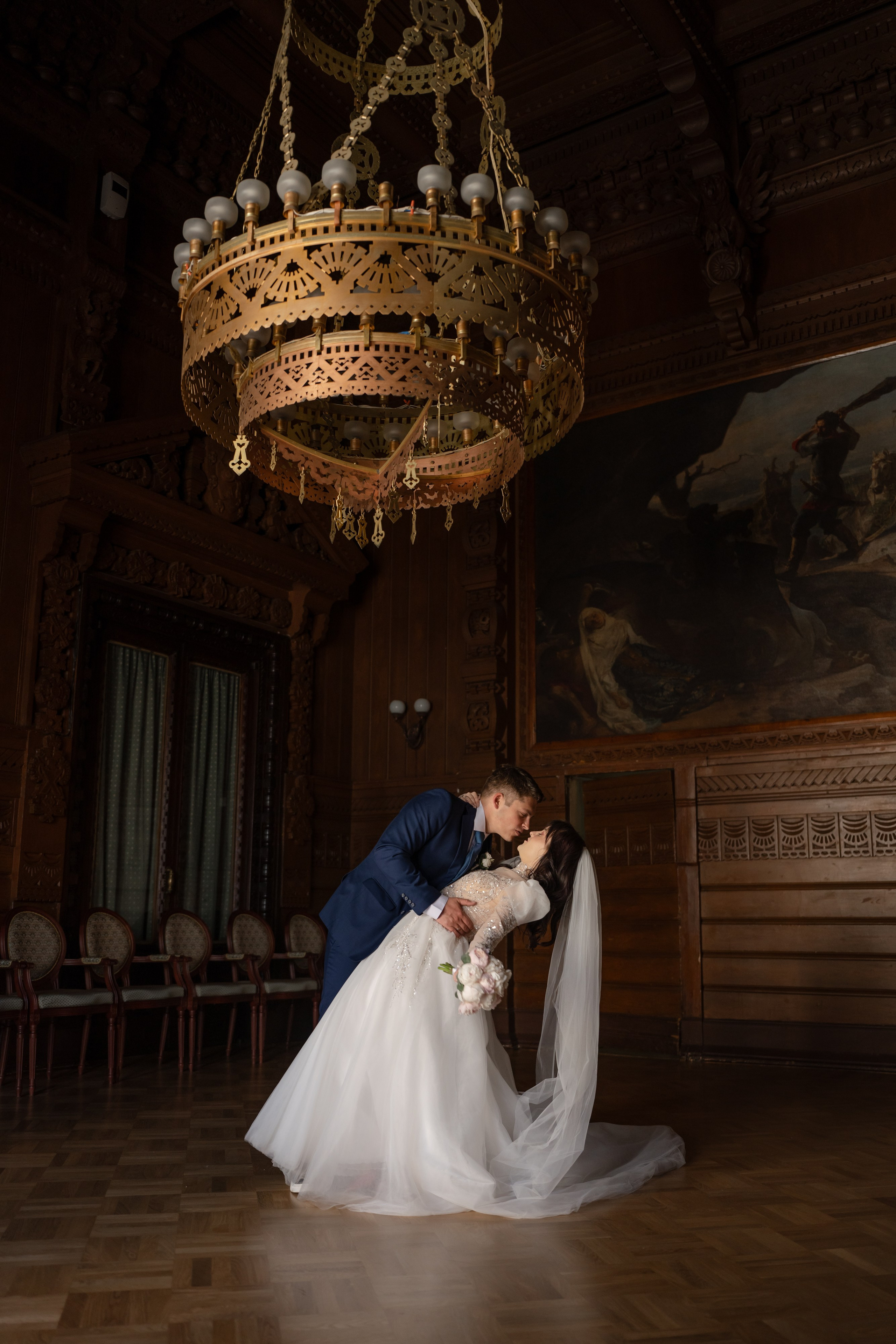 Свадебная фотосессия в Доме ученых, Дворце князя Владимира. Жених с невестой в дубовом зале танцуют под огромными люстрами