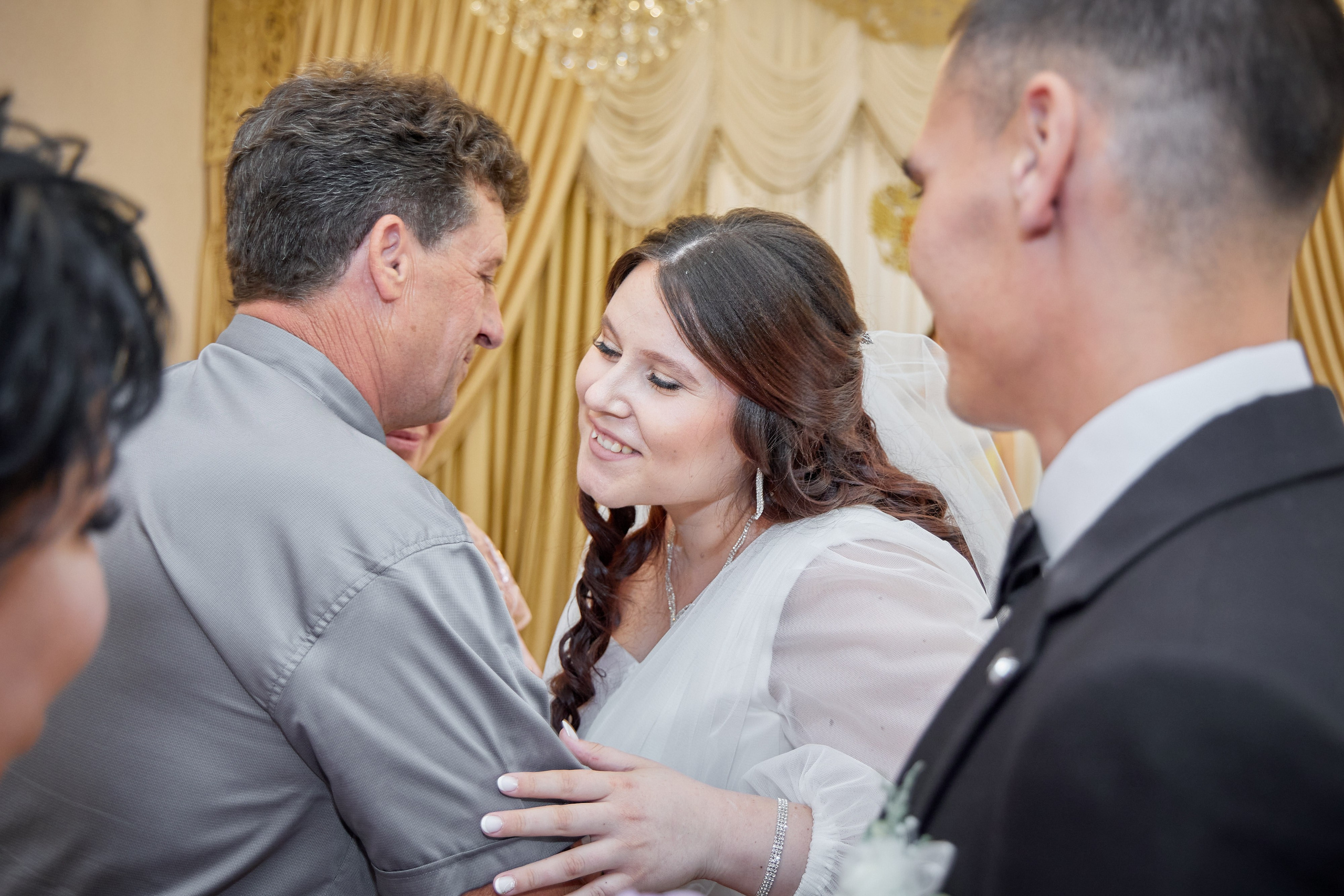 Фотосъемка в ЗАГСе, прогулка молодых, банкет