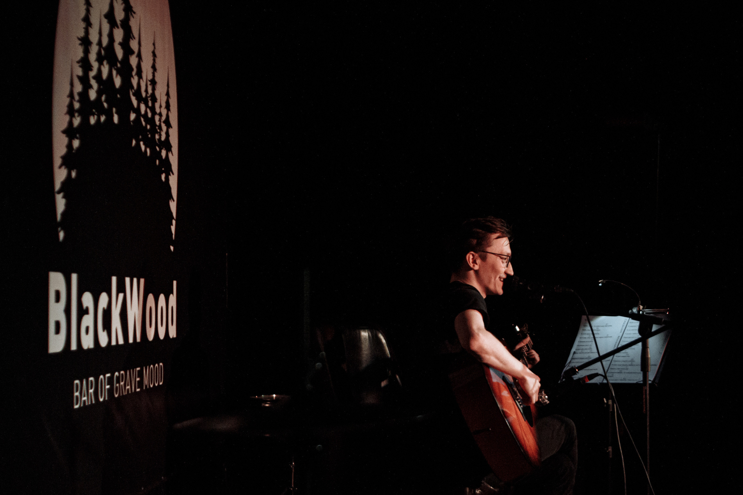 Акустический концерт в баре Blackwood. Фотограф Суботица и Нови Сад