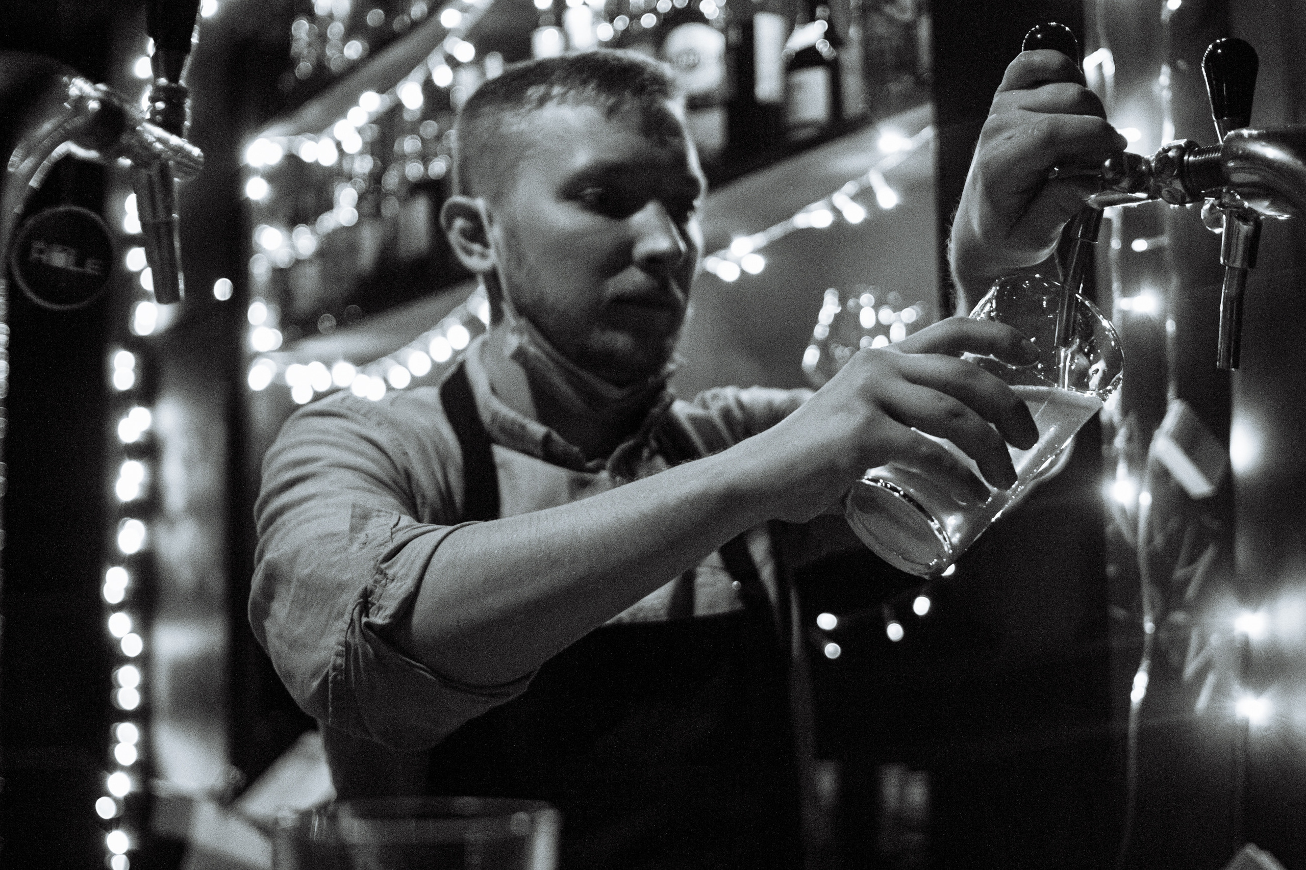 Акустический концерт в баре Blackwood. Фотограф Суботица и Нови Сад