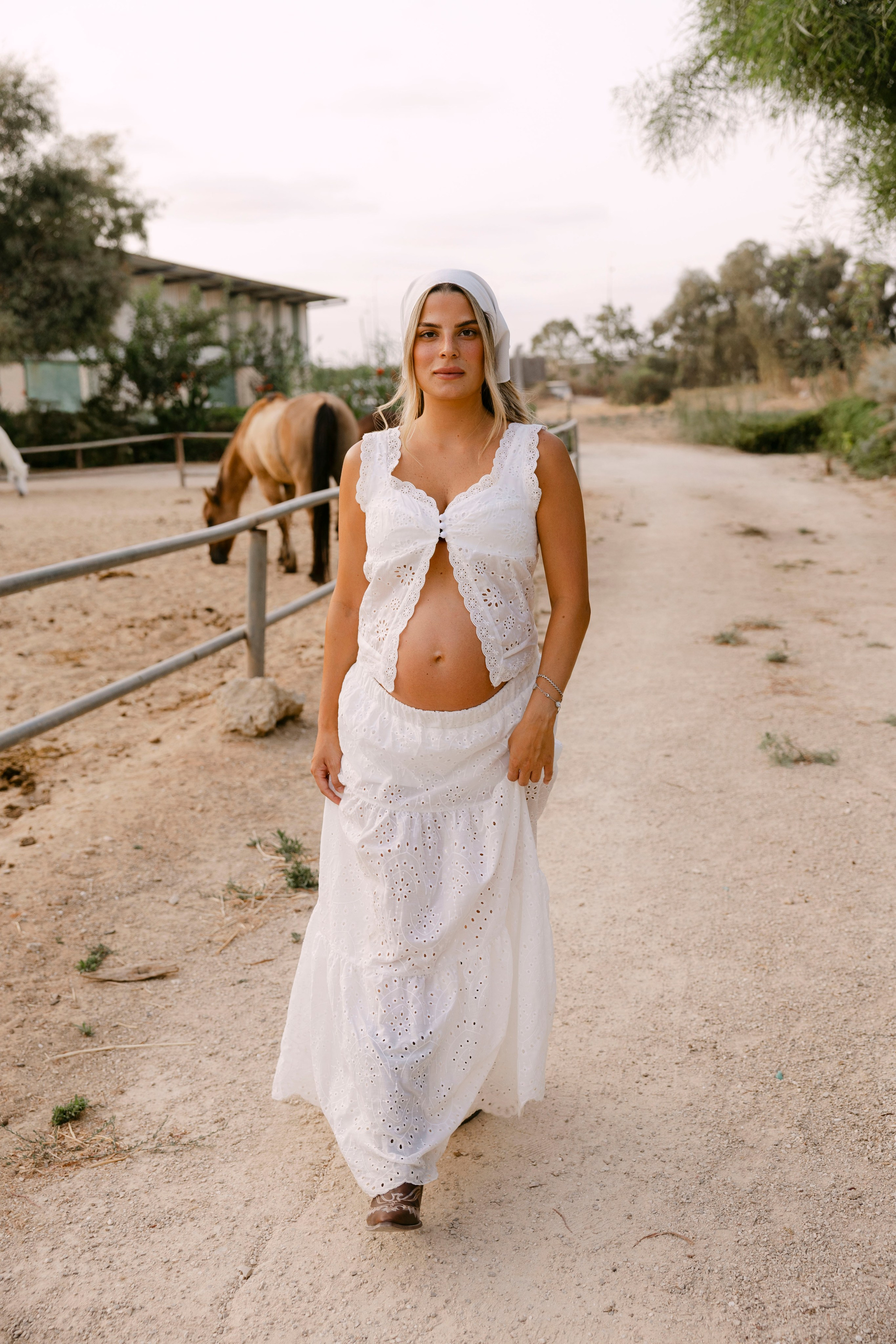 Pregnancy photoshoot at the horse farm. Главная