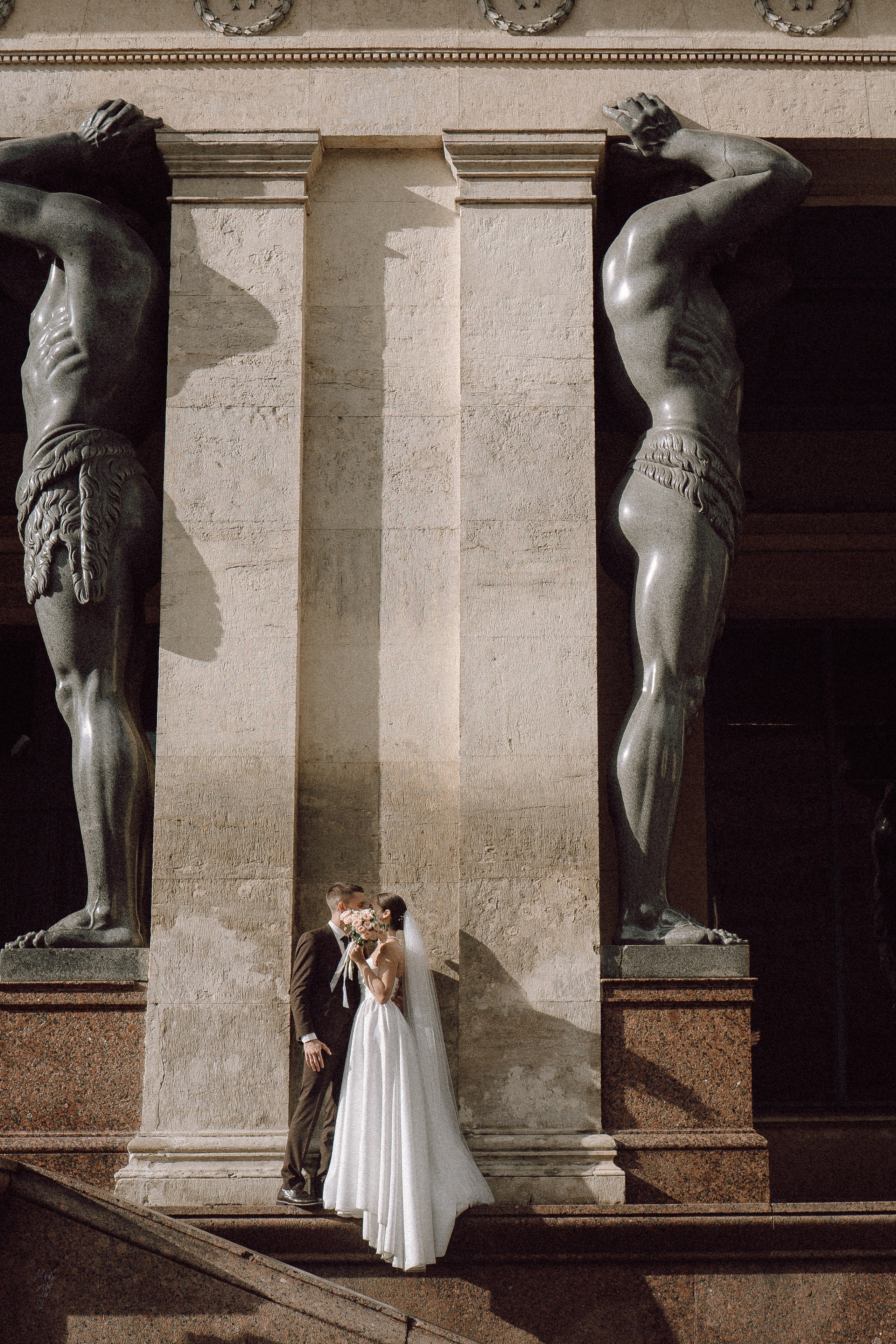 СВАДЕБНАЯ ПРОГУЛКА В САНТК-ПЕТЕРБУРГЕ (ИСАКИЕВСКИЙ СОБОР, ЗИМНЯЯ КАНАВКА, ЭРМИТАЖ И БОЛЬШАЯ МОРСКАЯ УЛИЦА). Профессиональный фотограф, Санкт-Петербург — Виктория Богомолова