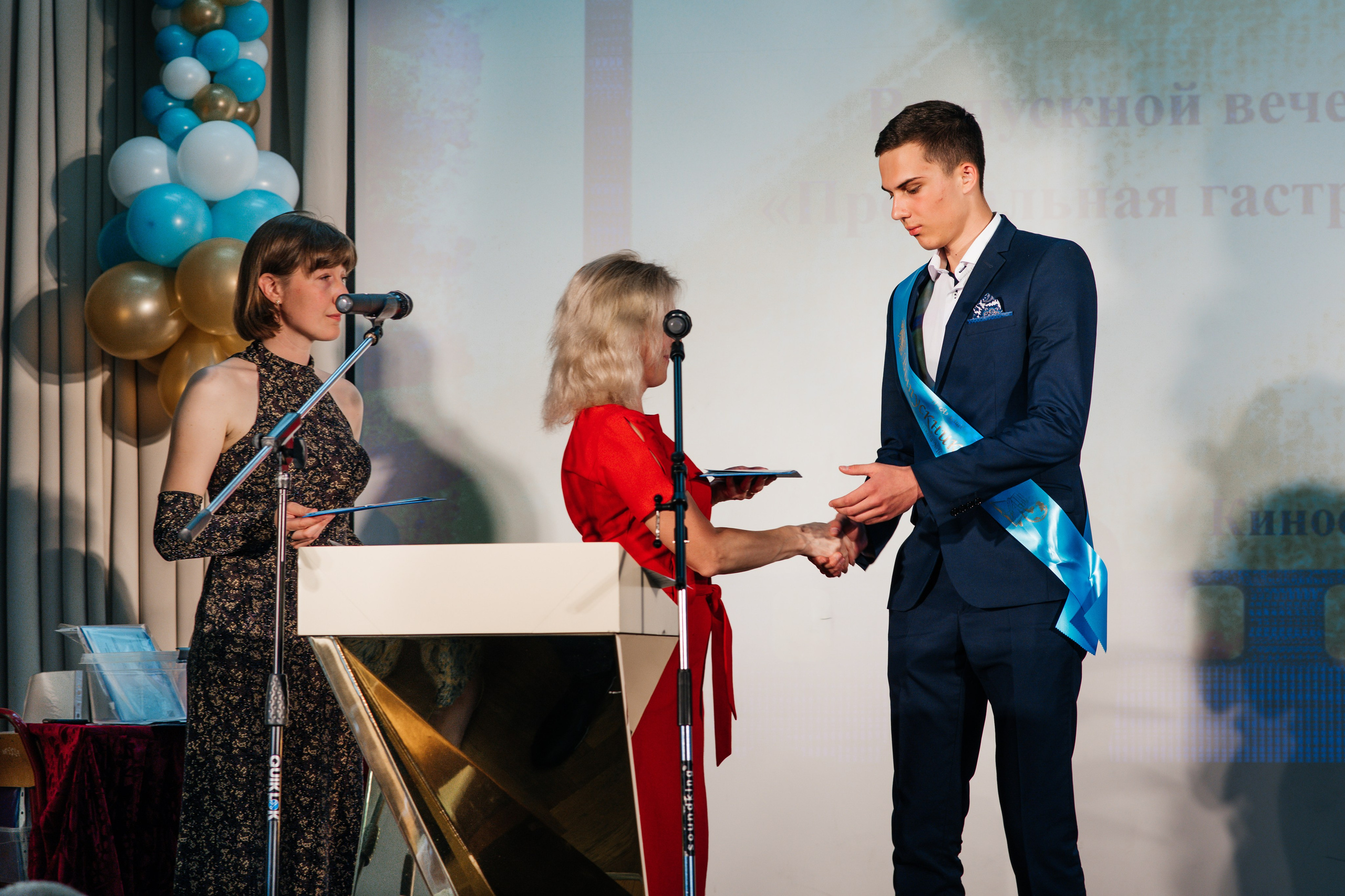 Вручение аттестатов. Выпускные альбомы в Подольске Москве и МО