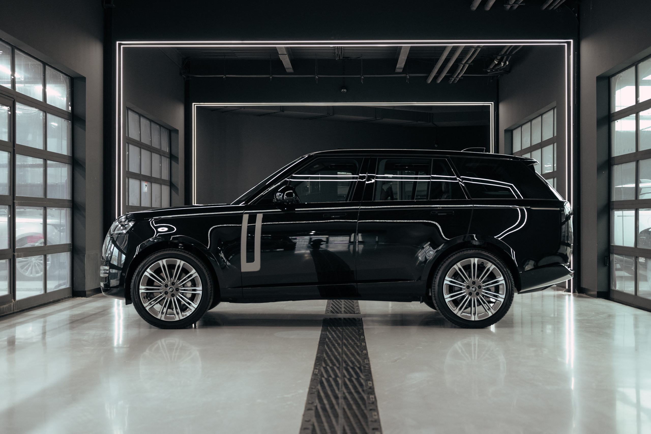 Range Rover black on red. DeLorein