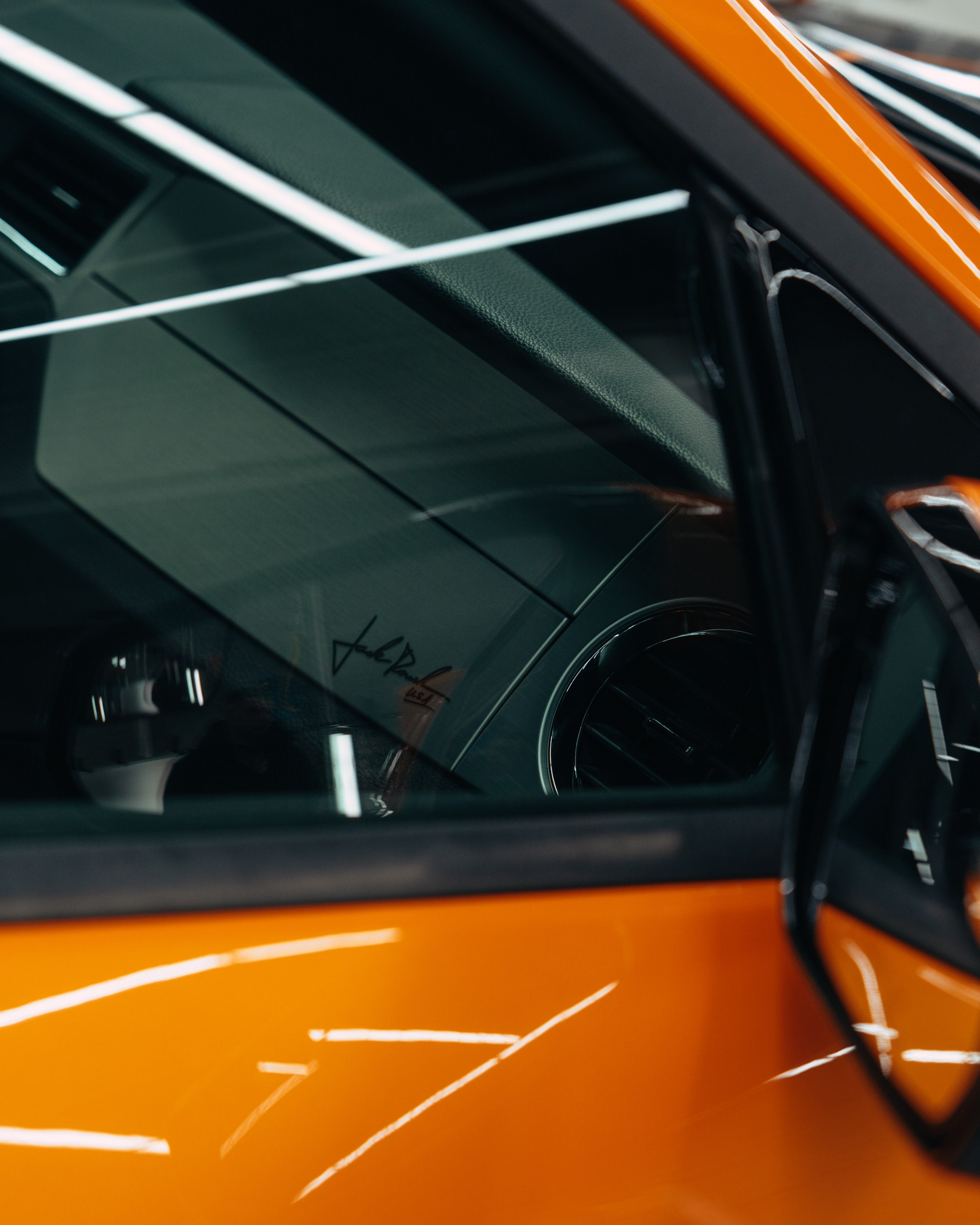 Ford Mustang Roush оранжевый окрас кузова и выкрас полос. DeLorein