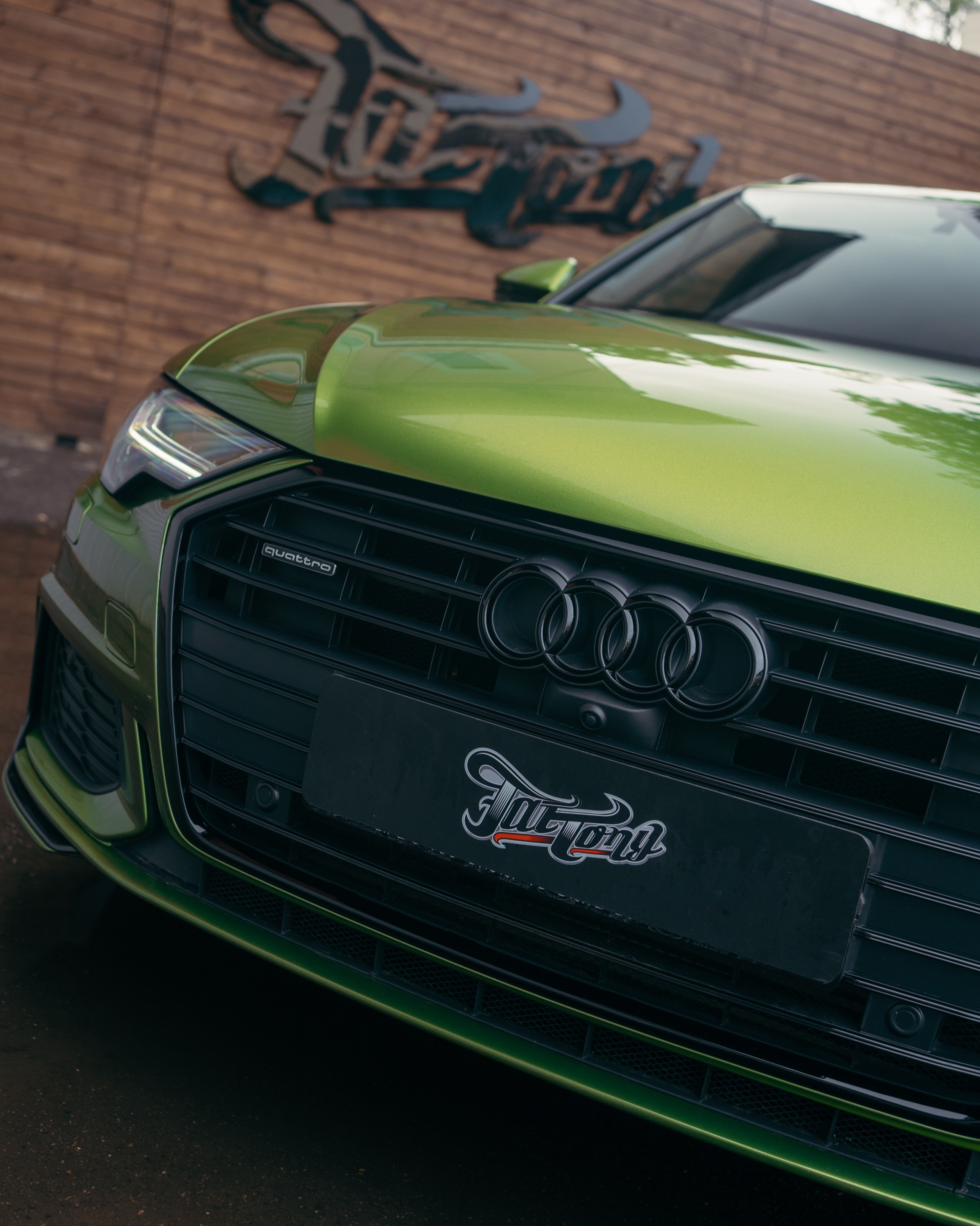 Audi A6 2 раза поменяла цвет, оклейка с проемами в зеленый и преклейка в серый. DeLorein