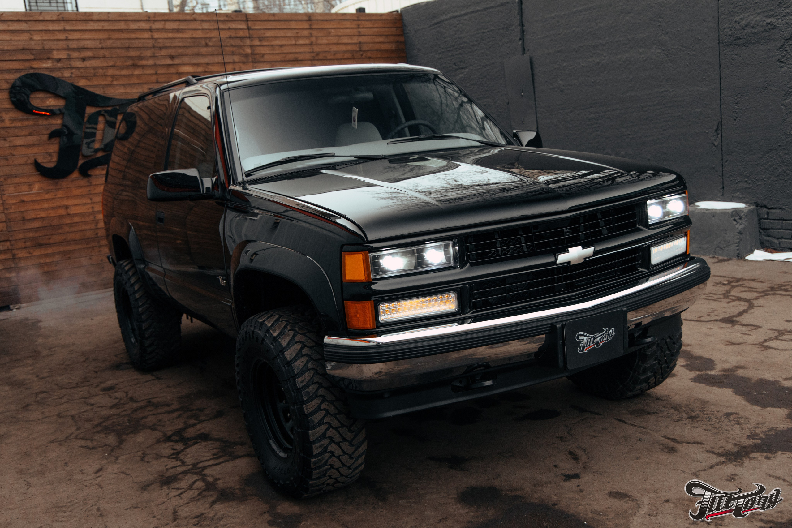 Chevrolet Tahoe I ремонт по кузову и окрас, пошив салона. DeLorein