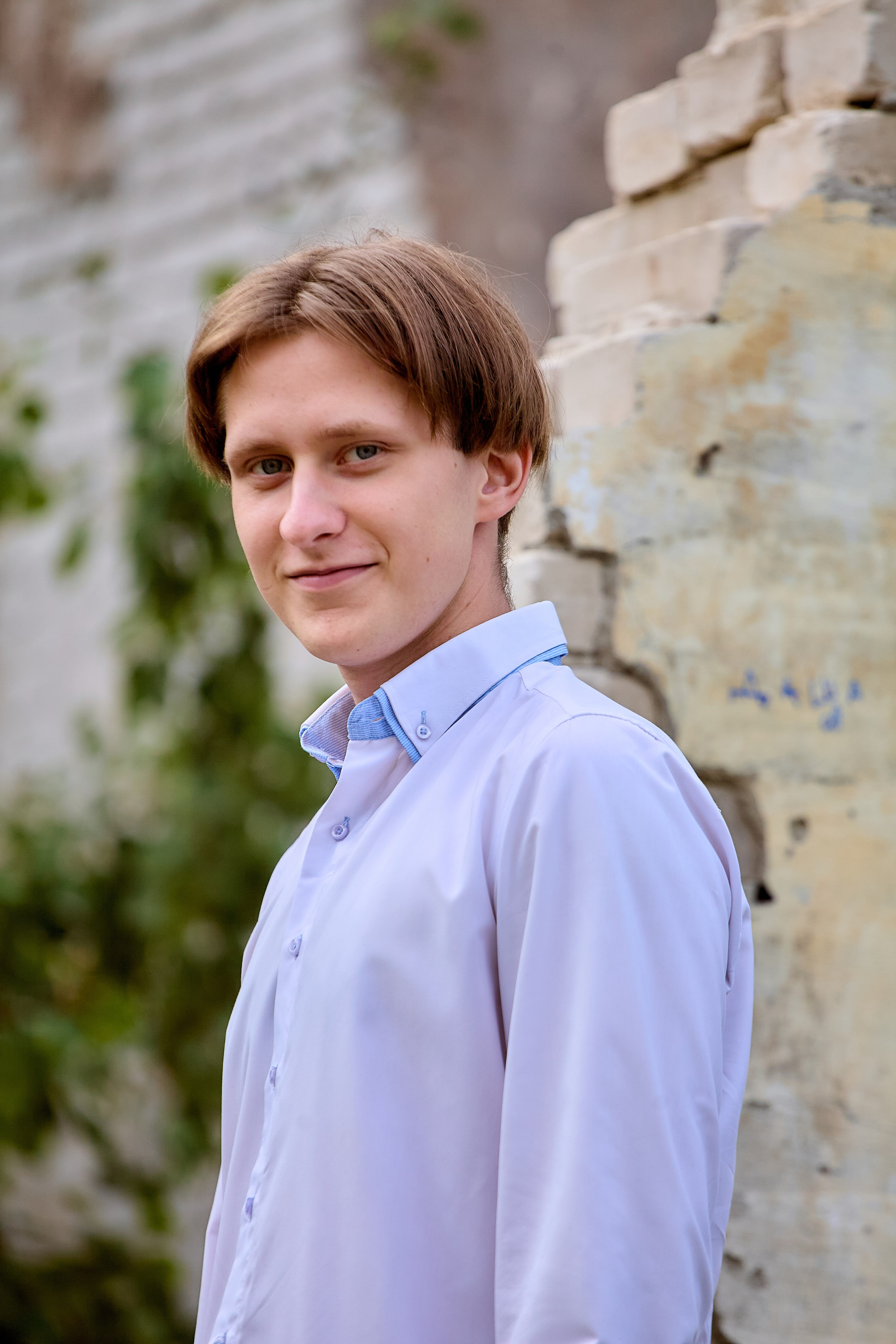 Молодежный портрет в заброшенном здании