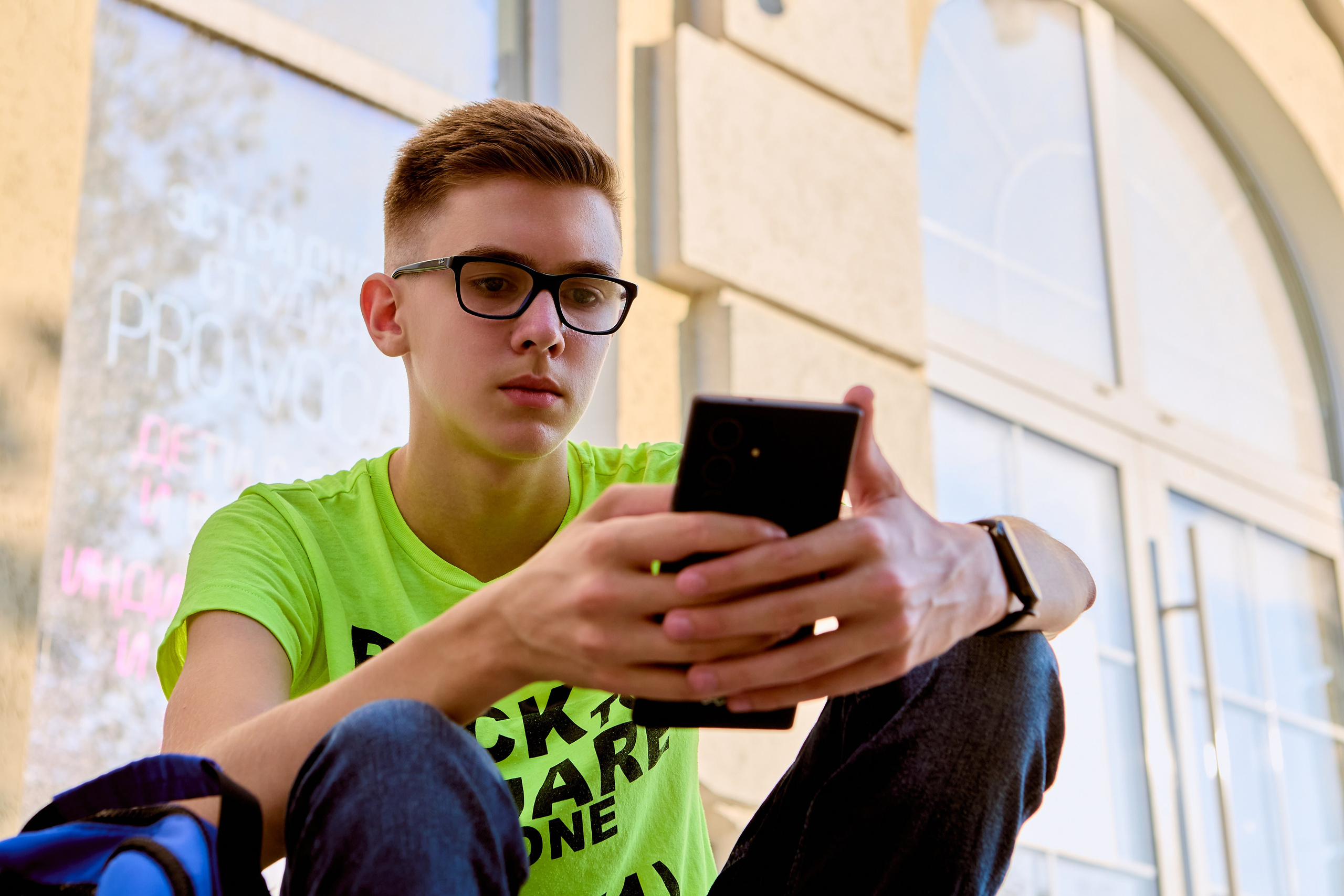 Портрет юноши на городской улице 