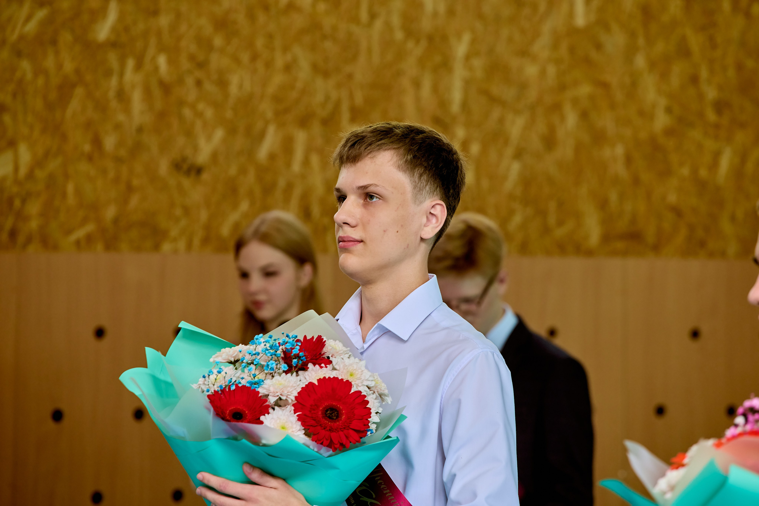 Радость и вдохновение выпускников на фоне праздничного звонка, фото православного фотографа Николая Голованова, г. Дзержинск.