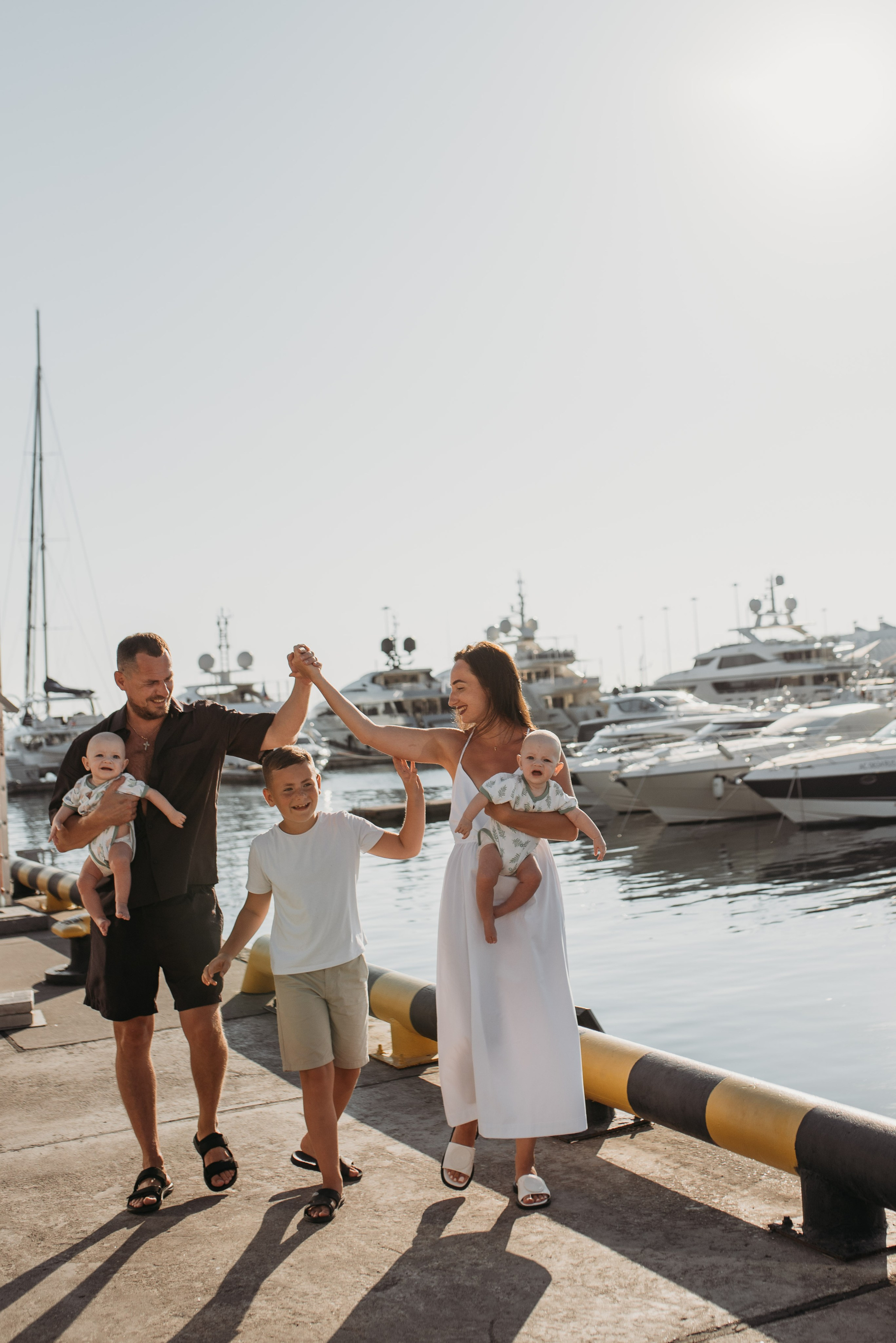 Семейная фотосессия в центре Сочи морпорт. Фотограф в Сочи — Маргарита Поганова