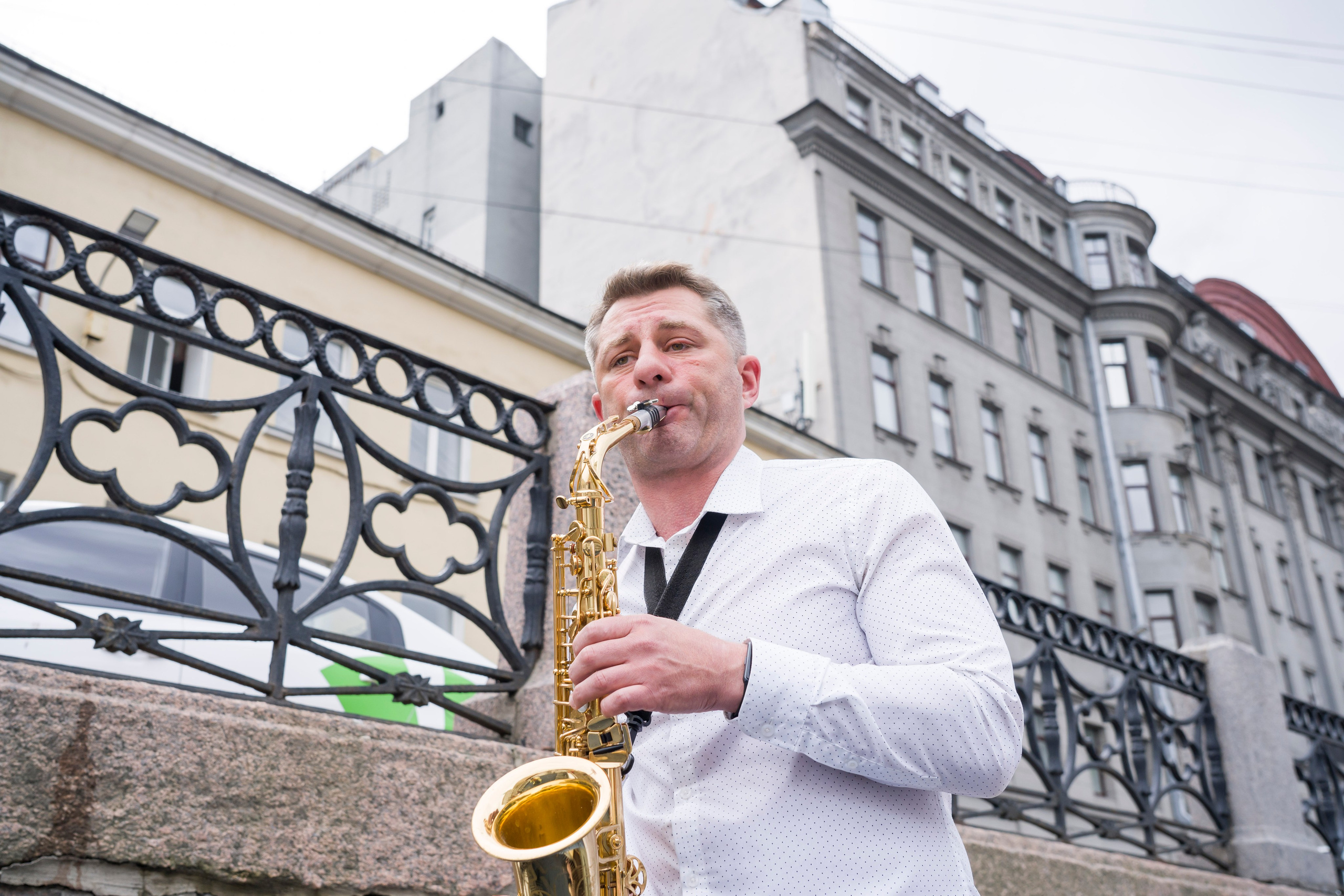 саксофонист репортажная съемка