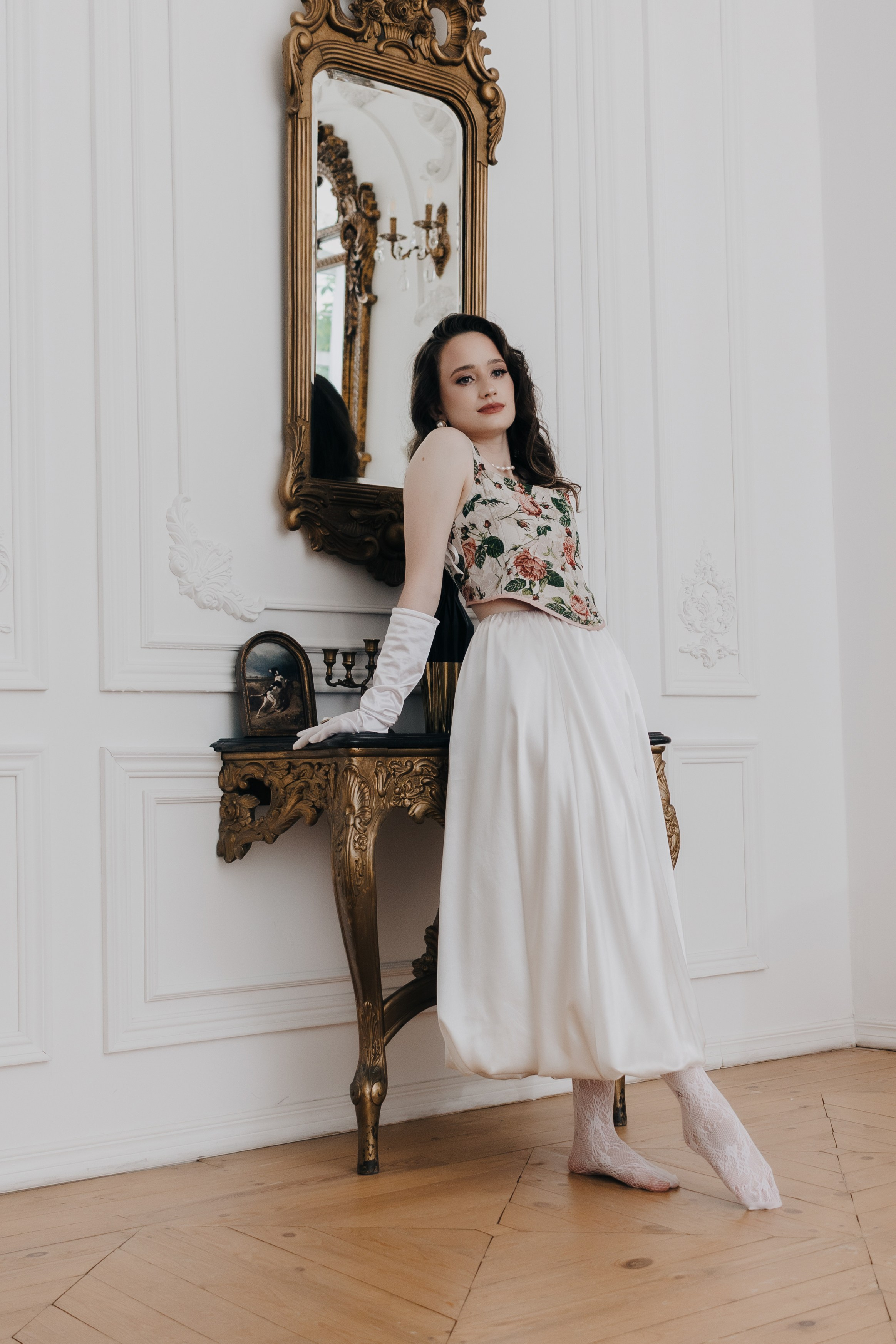 Александра Овечкина, Пенза: девушка в полный рост у золоченого столика, элегантный образ в классическом стиле.