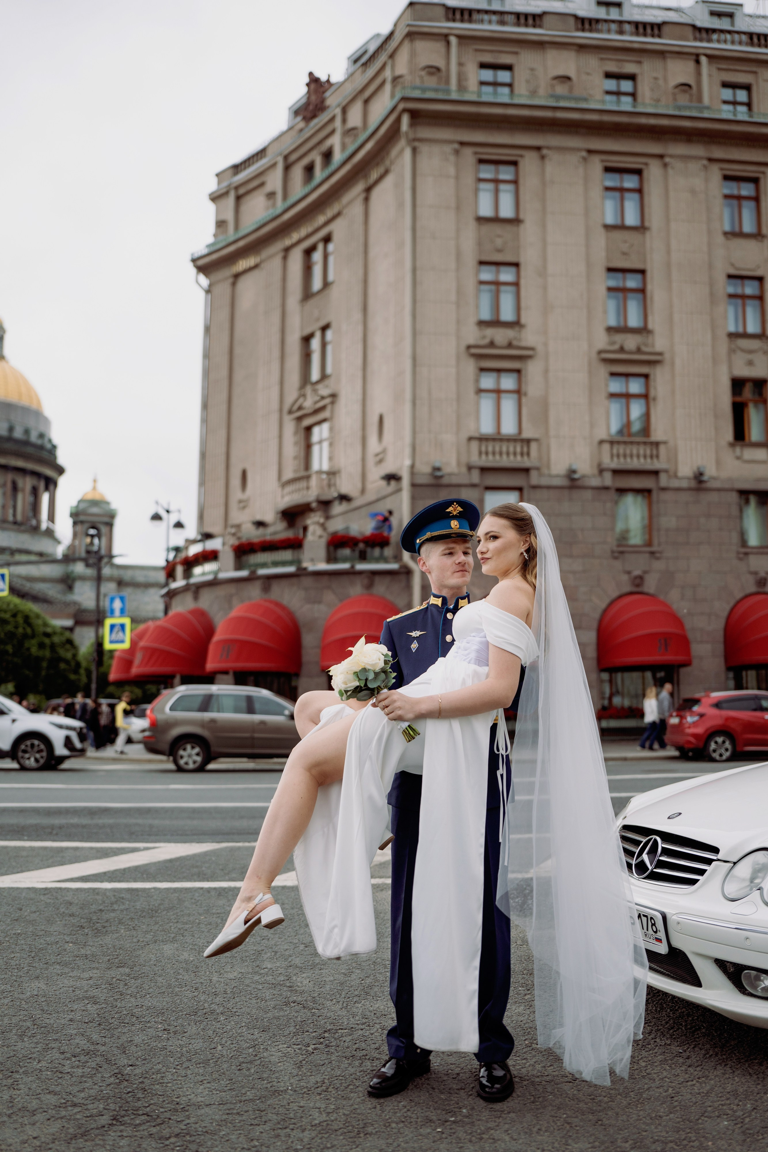 Красивые места для свадебной фотосессии летом в Санкт-Петербурге. Свадебный фотограф Александр Невский в Санкт-Петербурге