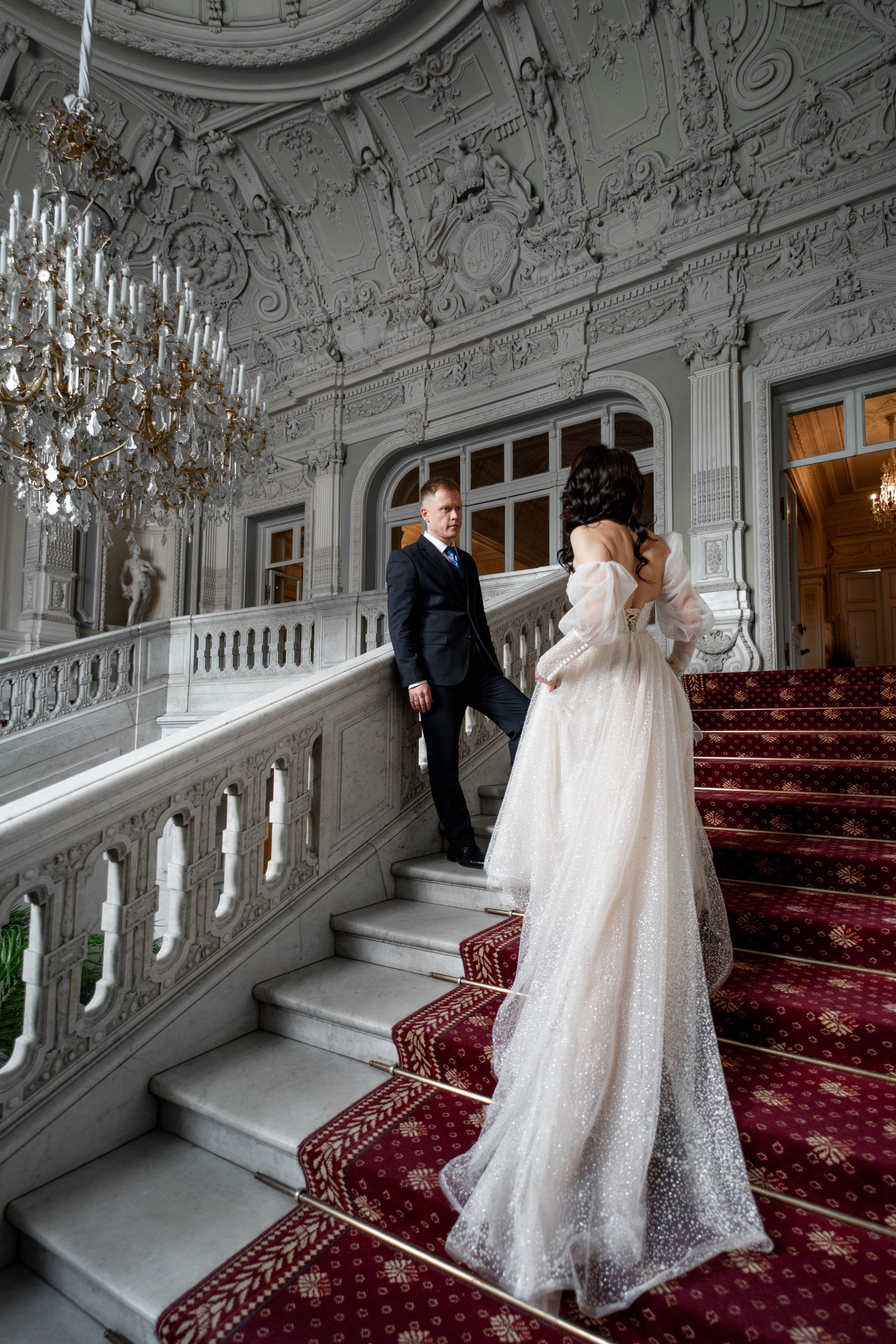 Свадебная пара в Юсуповском дворце на идет друг к другу на парадной лестнице