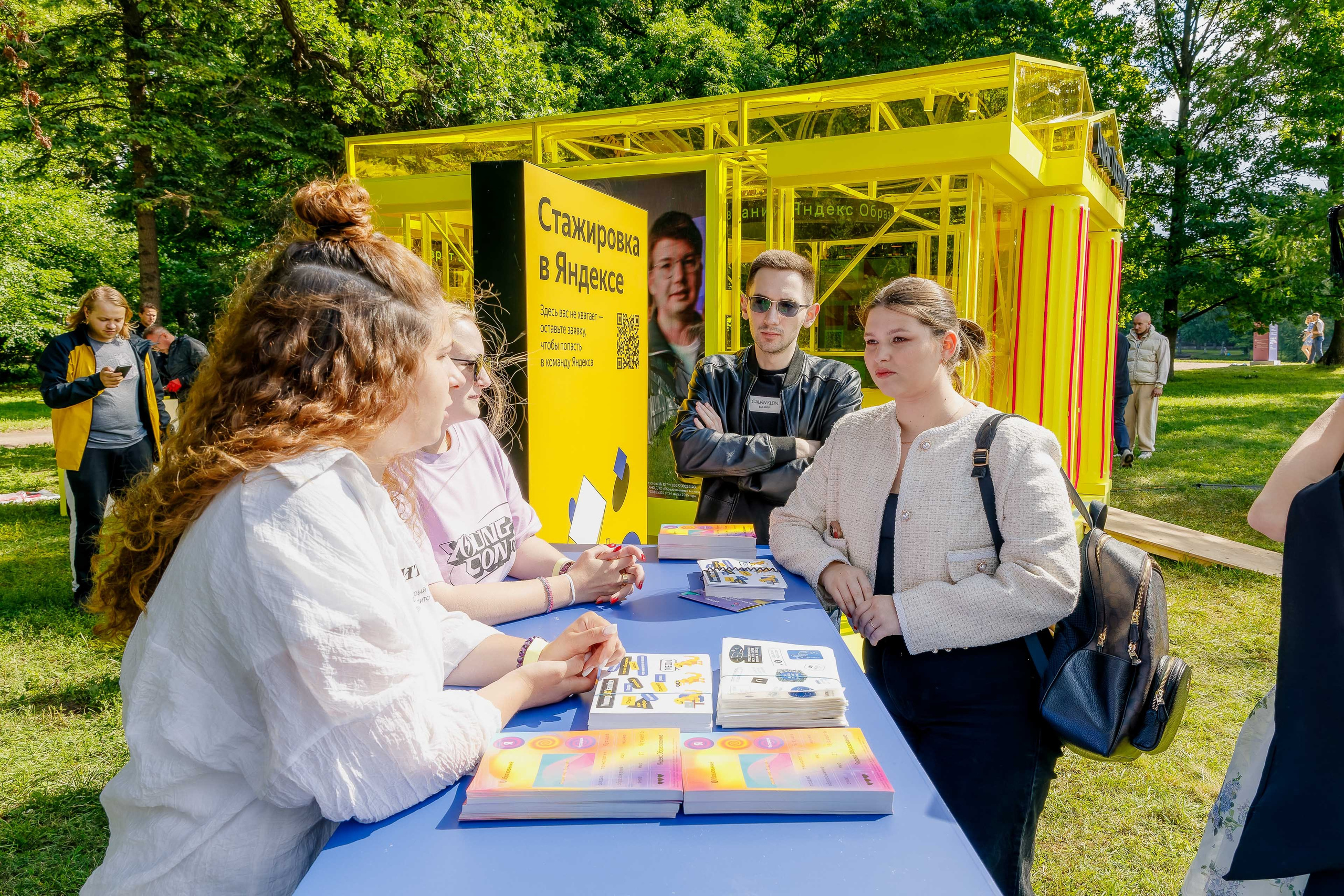 Фоторепортаж: стенд Яндекс Образования на ITMO Family Day 2024. Репортажный фотограф Москва Сергей Мирошников
