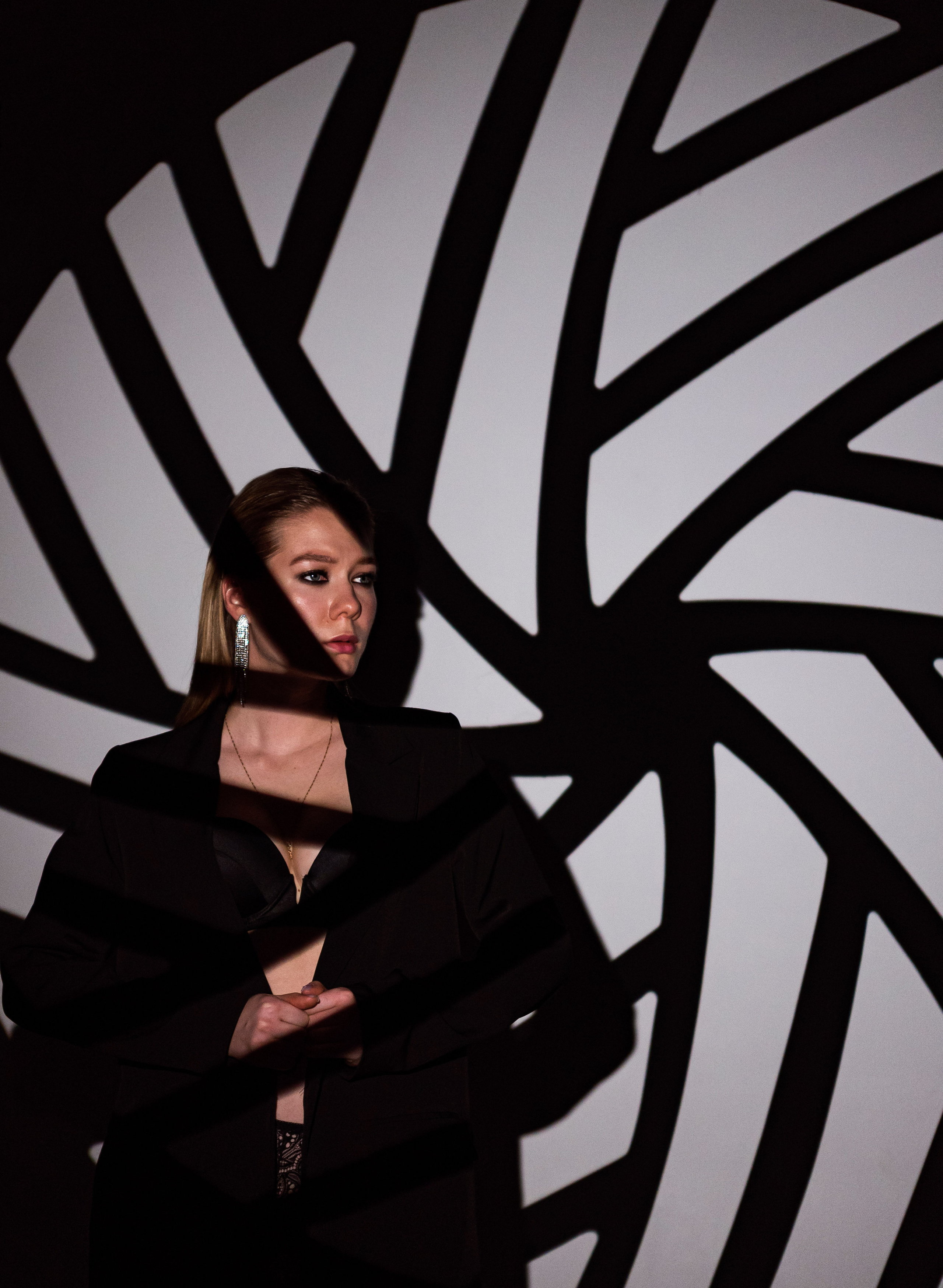 Фэшн —съемка с масками Гобо. КОНТЕНТ/ЖЕНСКИЙ ФОТОГРАФ МЕДВЕДЕВА НАТАЛЬЯ