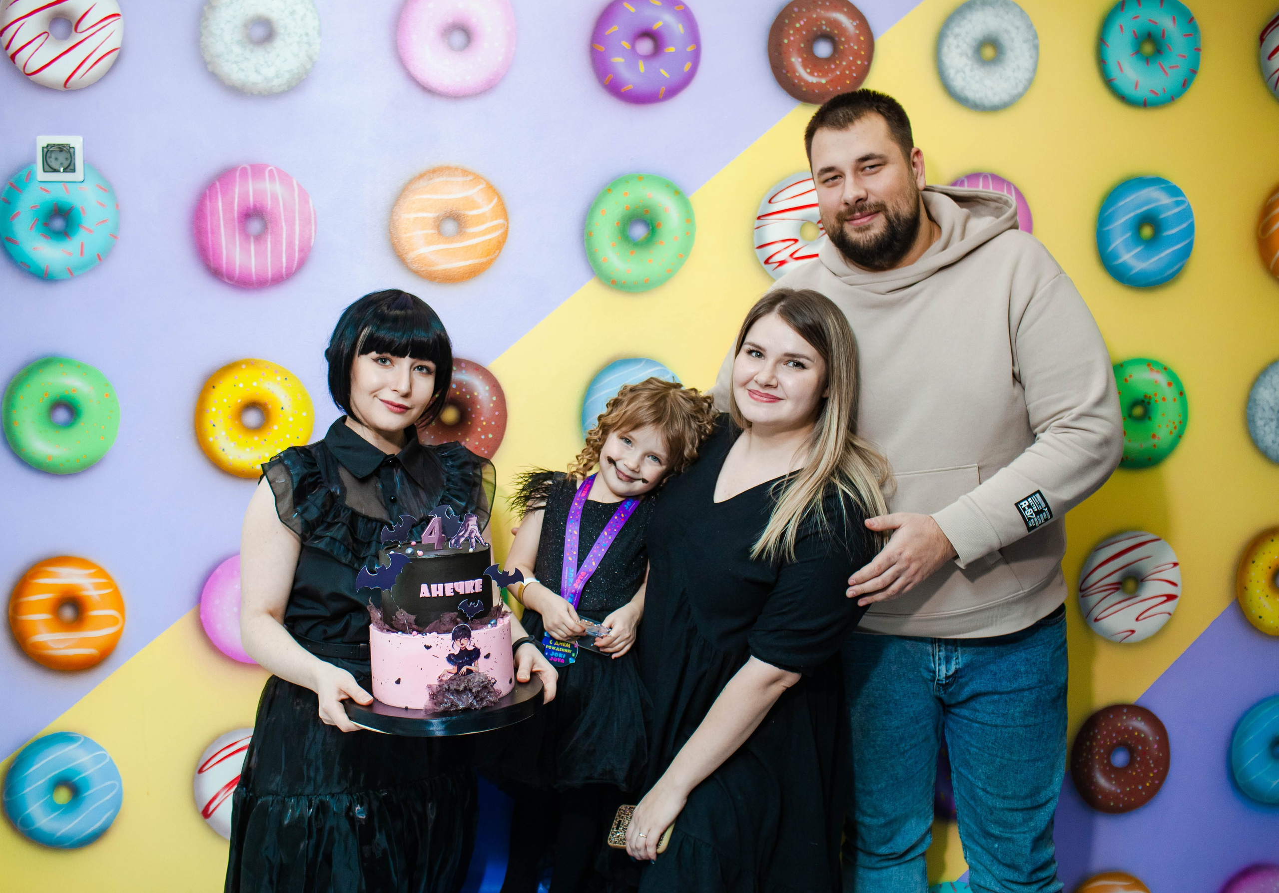 День Рождения Анечки в стиле Уэнсдей. Детский и семейный фотограф в Санкт-Петербурге Елизавета Сорокина