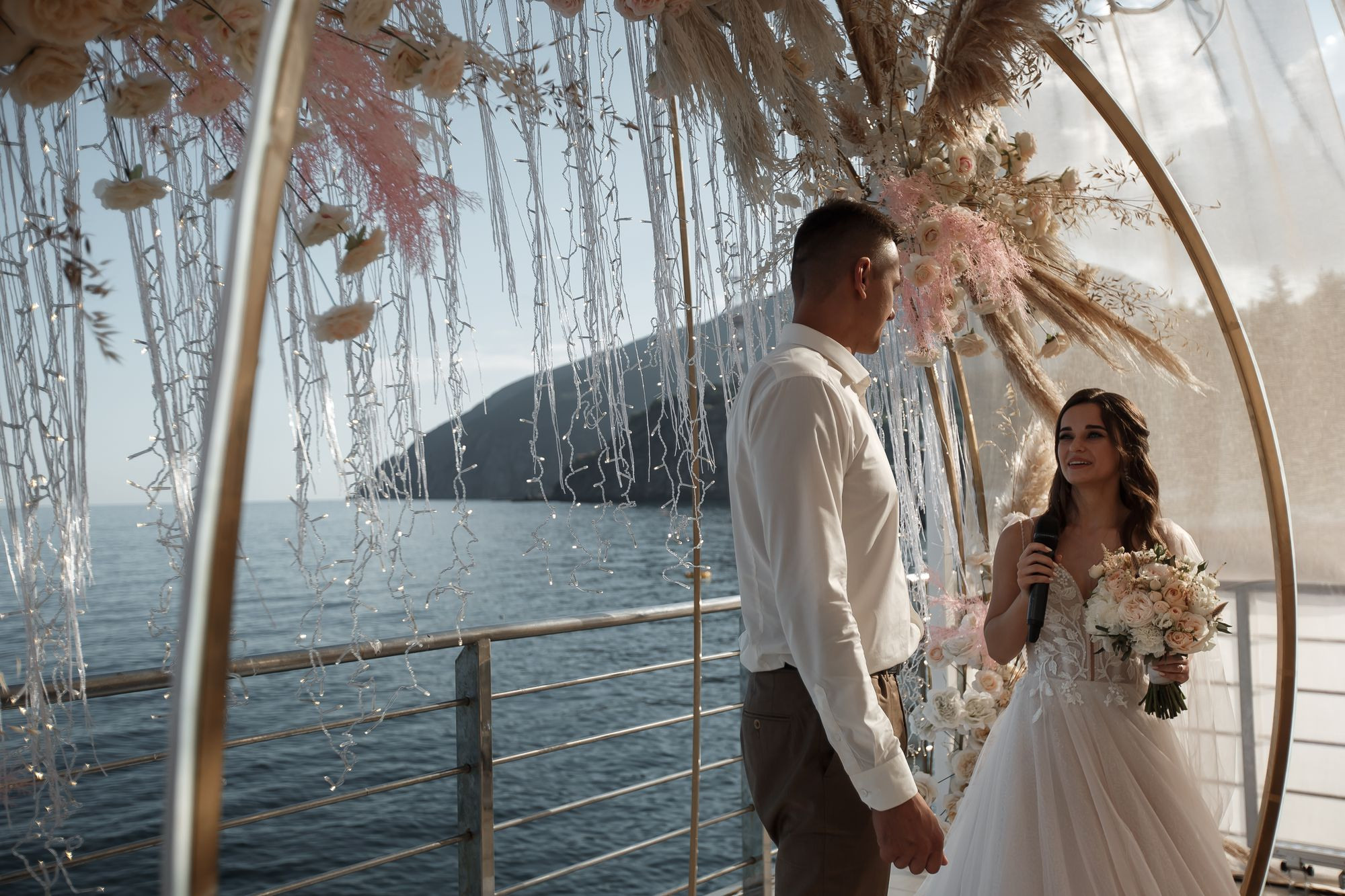 Свадебная прогулка в лесу. Свадебный и семейный фотограф в Крыму и Севастополе Дарья Королева