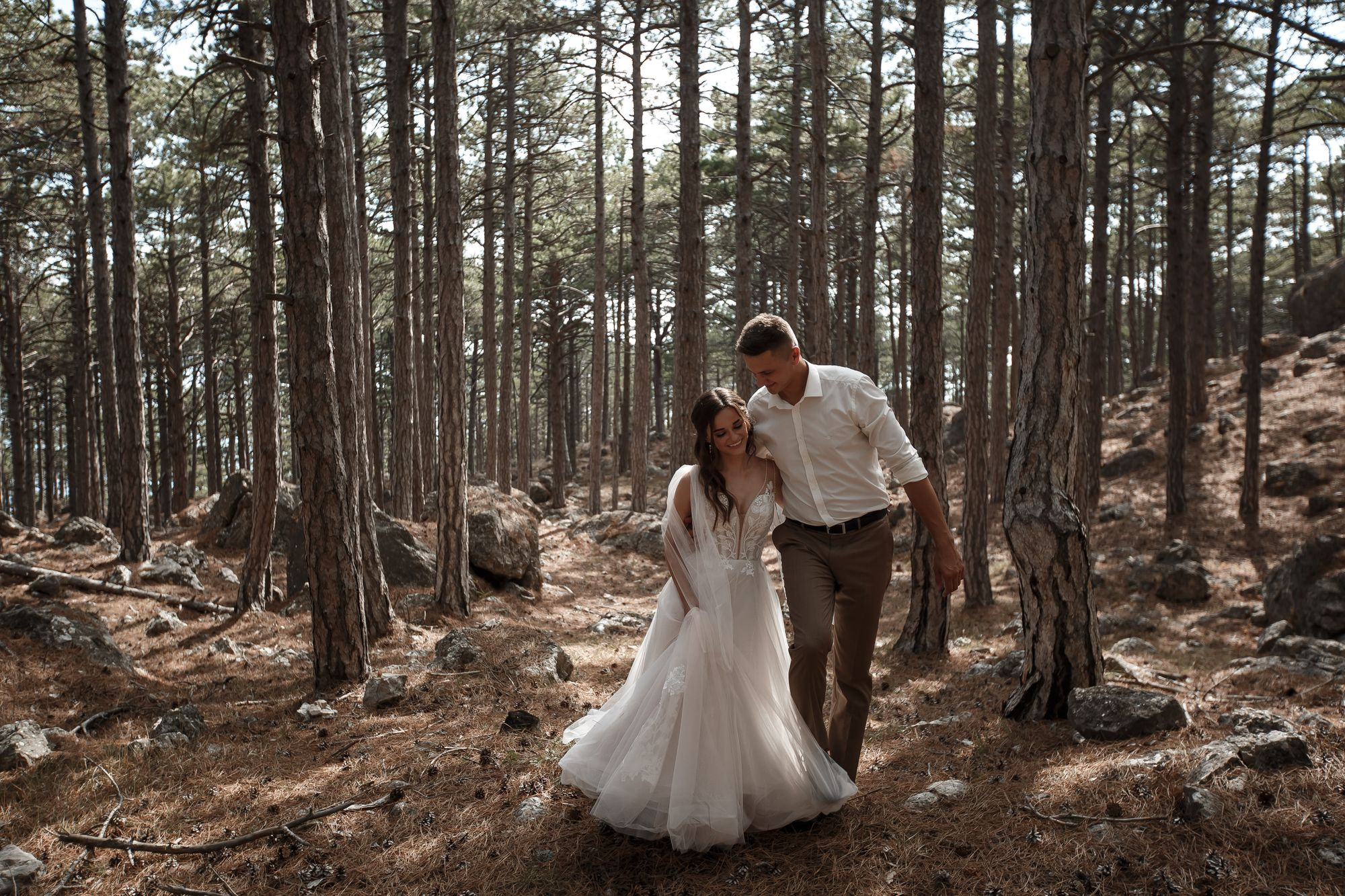 Свадебная прогулка в лесу. Свадебный и семейный фотограф в Крыму и Севастополе Дарья Королева