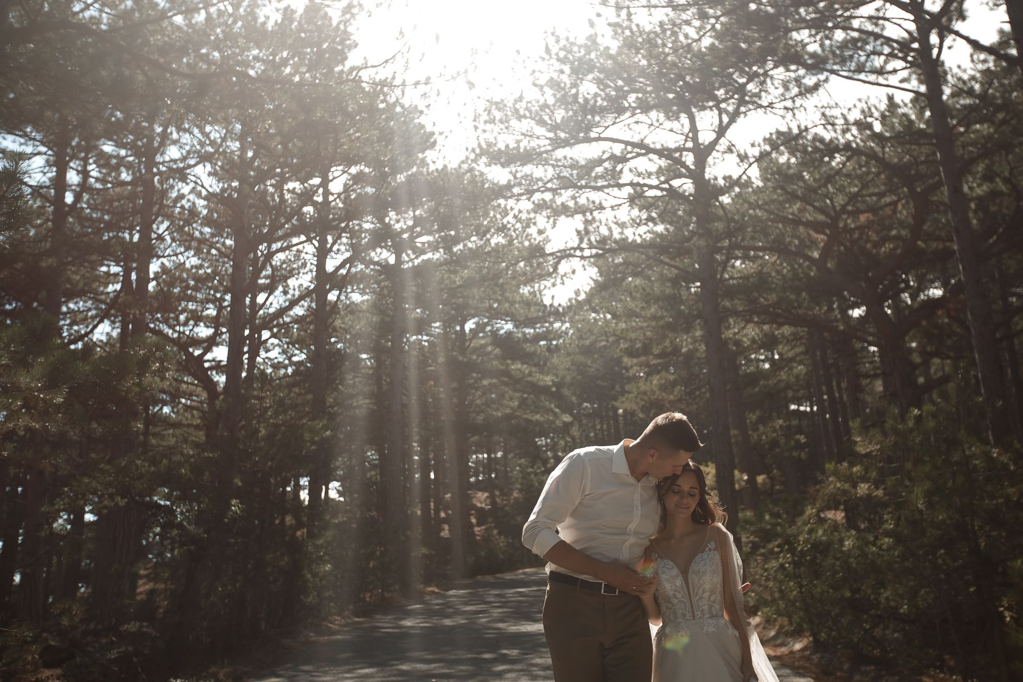 Свадебная прогулка в лесу. Свадебный и семейный фотограф в Крыму и Севастополе Дарья Королева