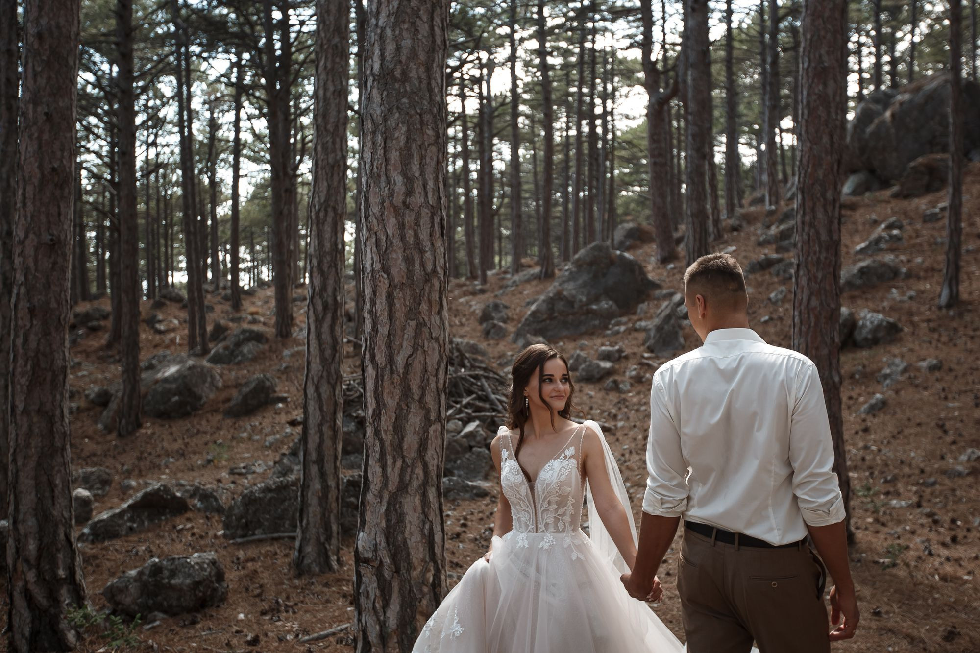 Свадебная прогулка в лесу. Свадебный и семейный фотограф в Крыму и Севастополе Дарья Королева