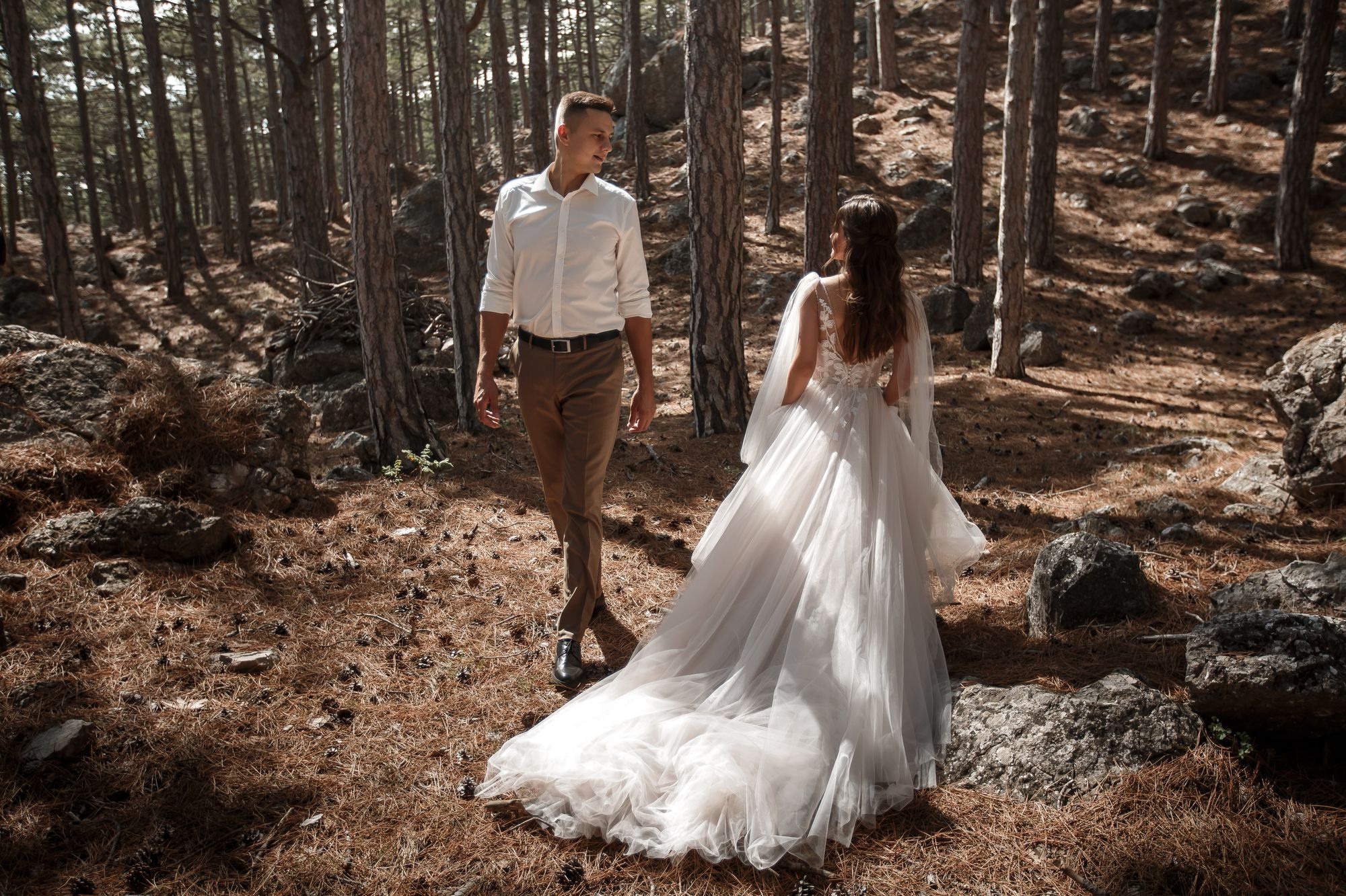 Свадебная прогулка в лесу. Свадебный и семейный фотограф в Крыму и Севастополе Дарья Королева