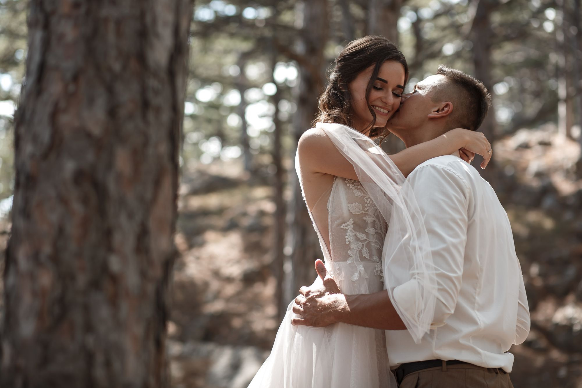 Свадебная прогулка в лесу. Свадебный и семейный фотограф в Крыму и Севастополе Дарья Королева