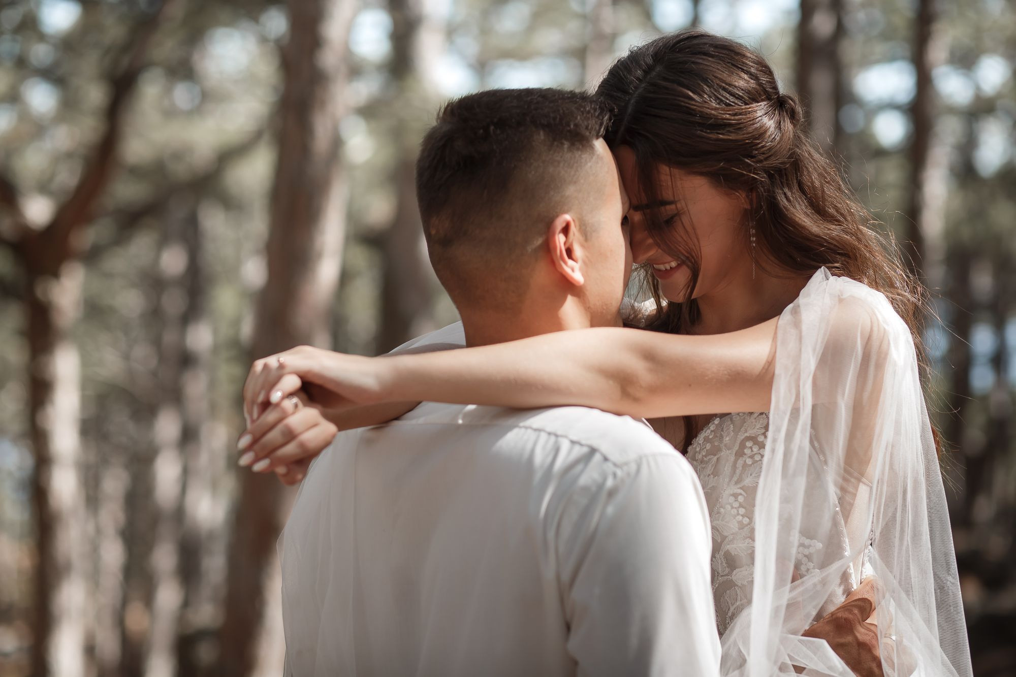 Свадебная прогулка в лесу. Свадебный и семейный фотограф в Крыму и Севастополе Дарья Королева