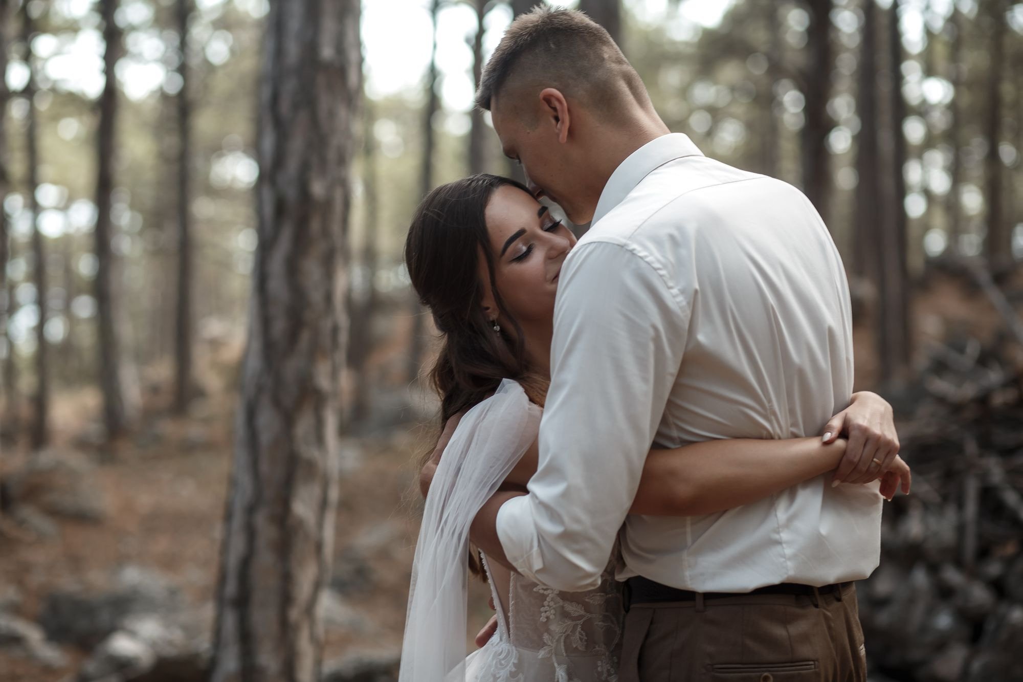 Свадебная прогулка в лесу. Свадебный и семейный фотограф в Крыму и Севастополе Дарья Королева