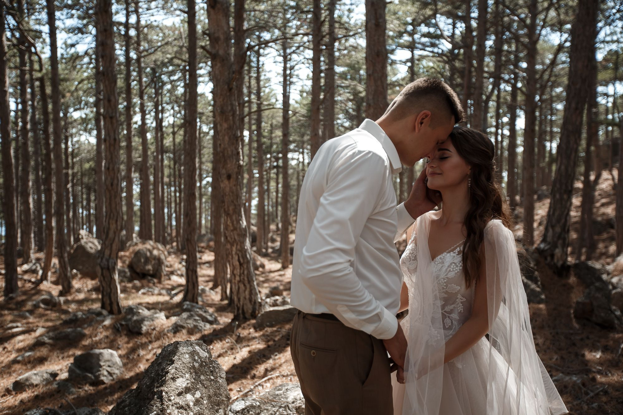 Свадебная прогулка в лесу. Свадебный и семейный фотограф в Крыму и Севастополе Дарья Королева