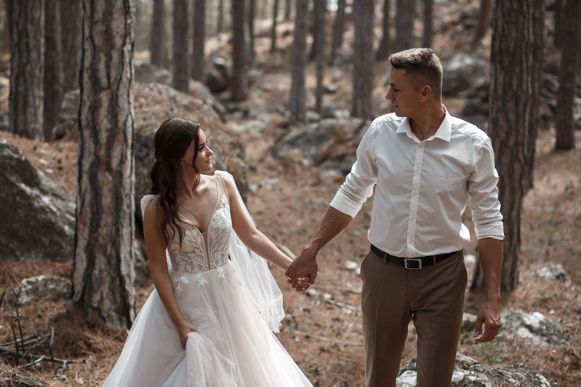 Свадебная прогулка в лесу. Свадебный и семейный фотограф в Крыму и Севастополе Дарья Королева