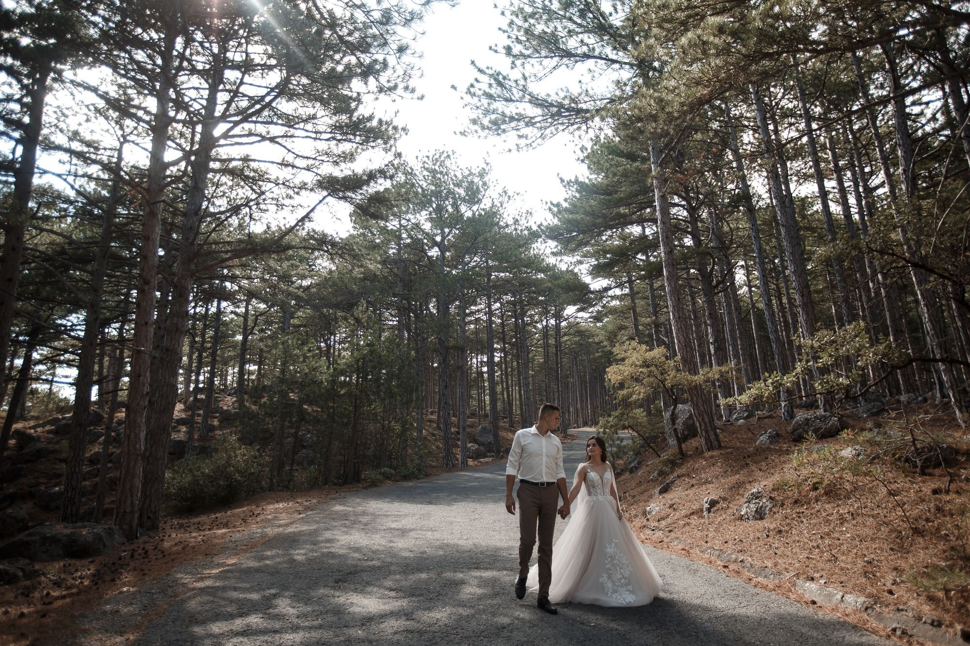 Свадебная прогулка в лесу. Свадебный и семейный фотограф в Крыму и Севастополе Дарья Королева