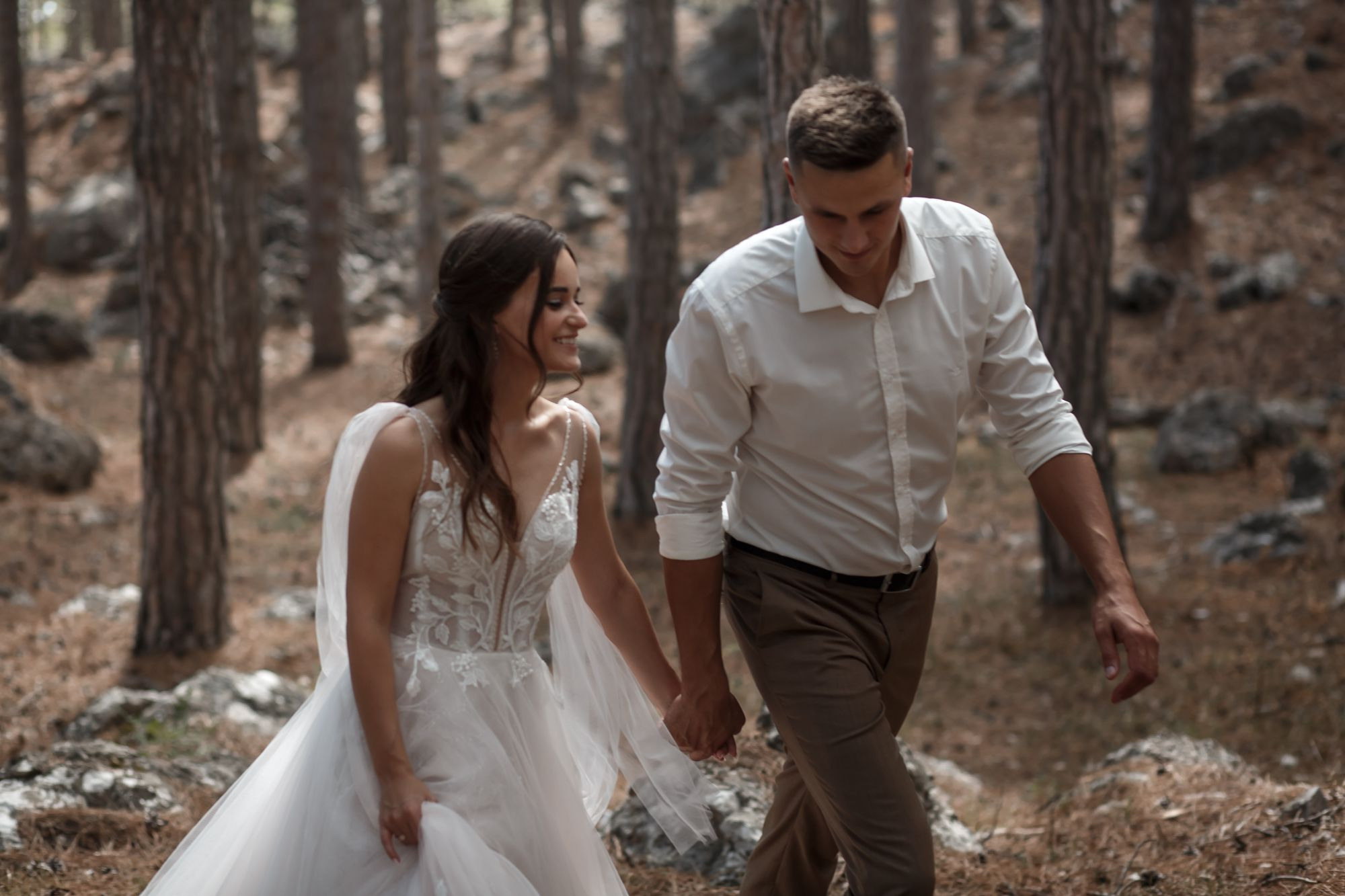 Свадебная прогулка в лесу. Свадебный и семейный фотограф в Крыму и Севастополе Дарья Королева