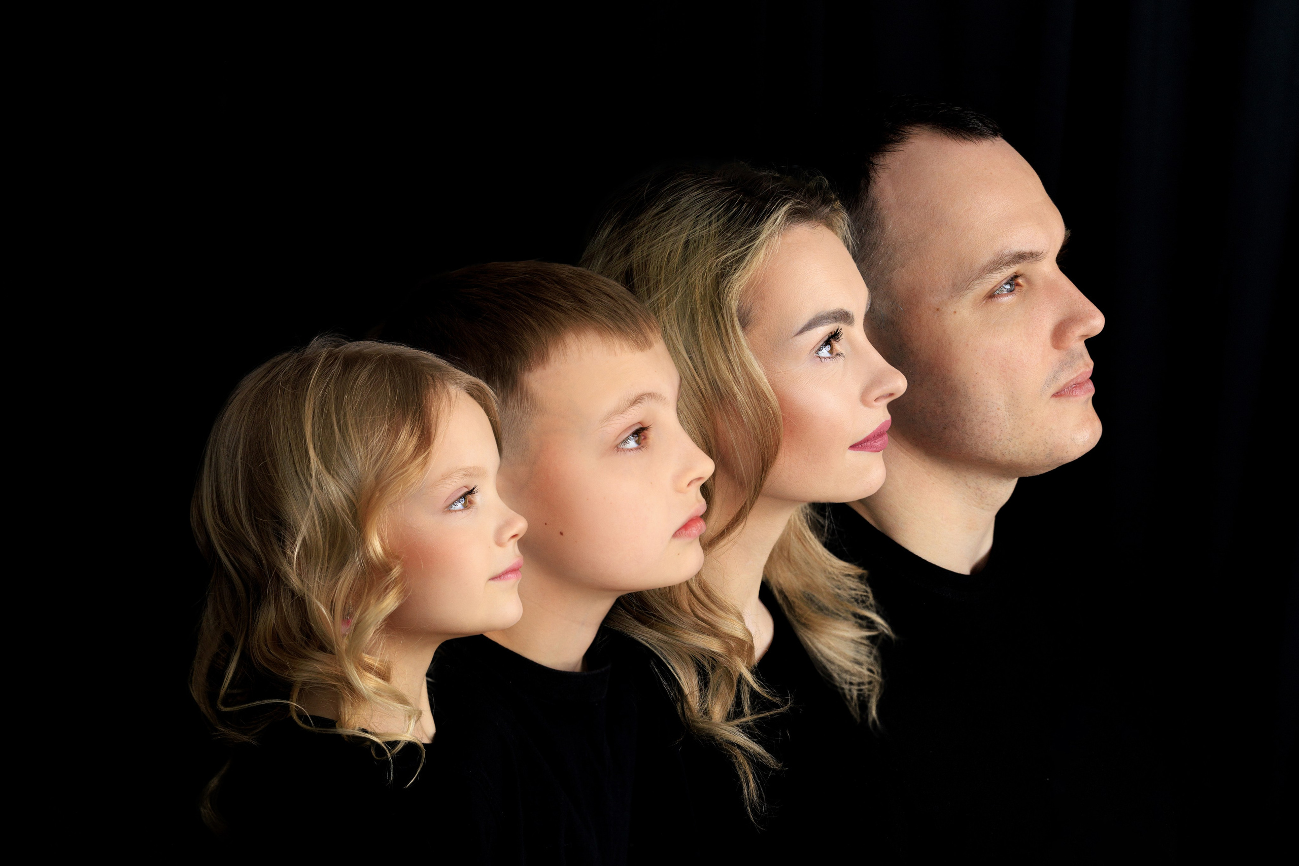 Портрет поколений на чёрном фоне. Семейный и детский фотограф в Краснодаре Анна Трашкова