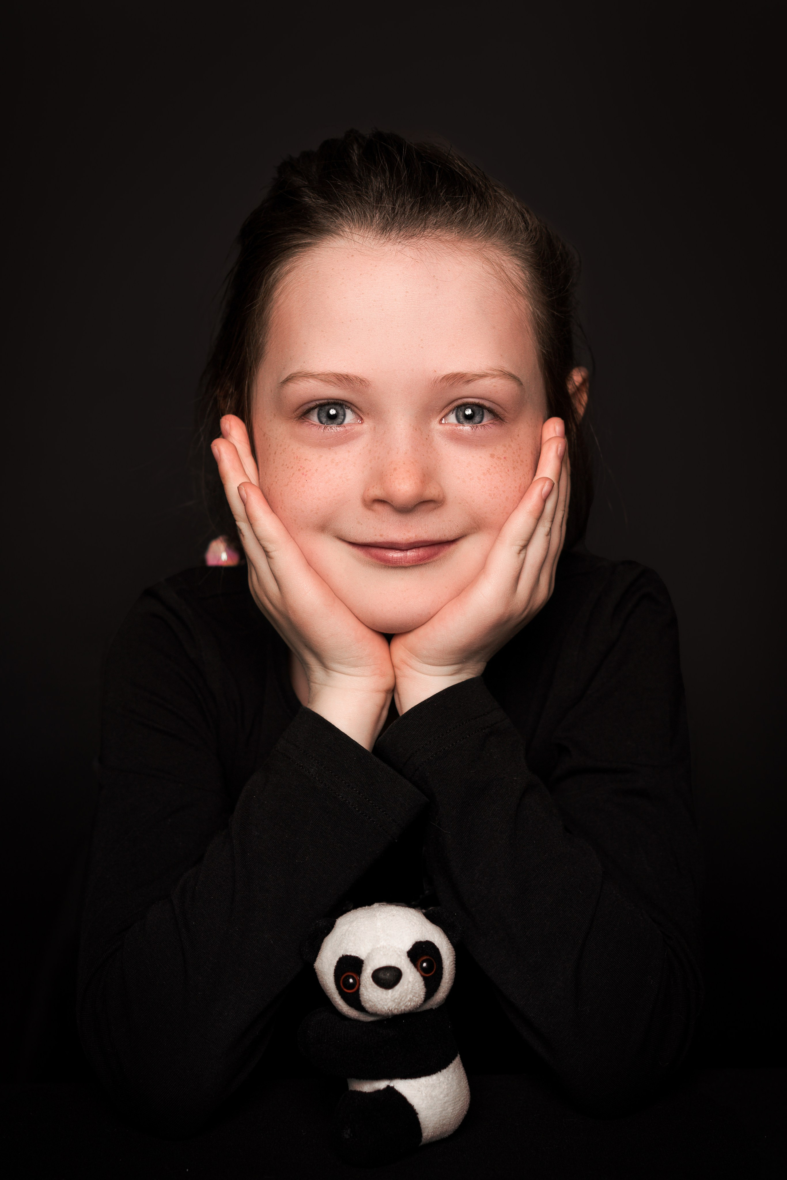 Детский сад, портреты на чёрном фоне. Фотограф Шунова Саша