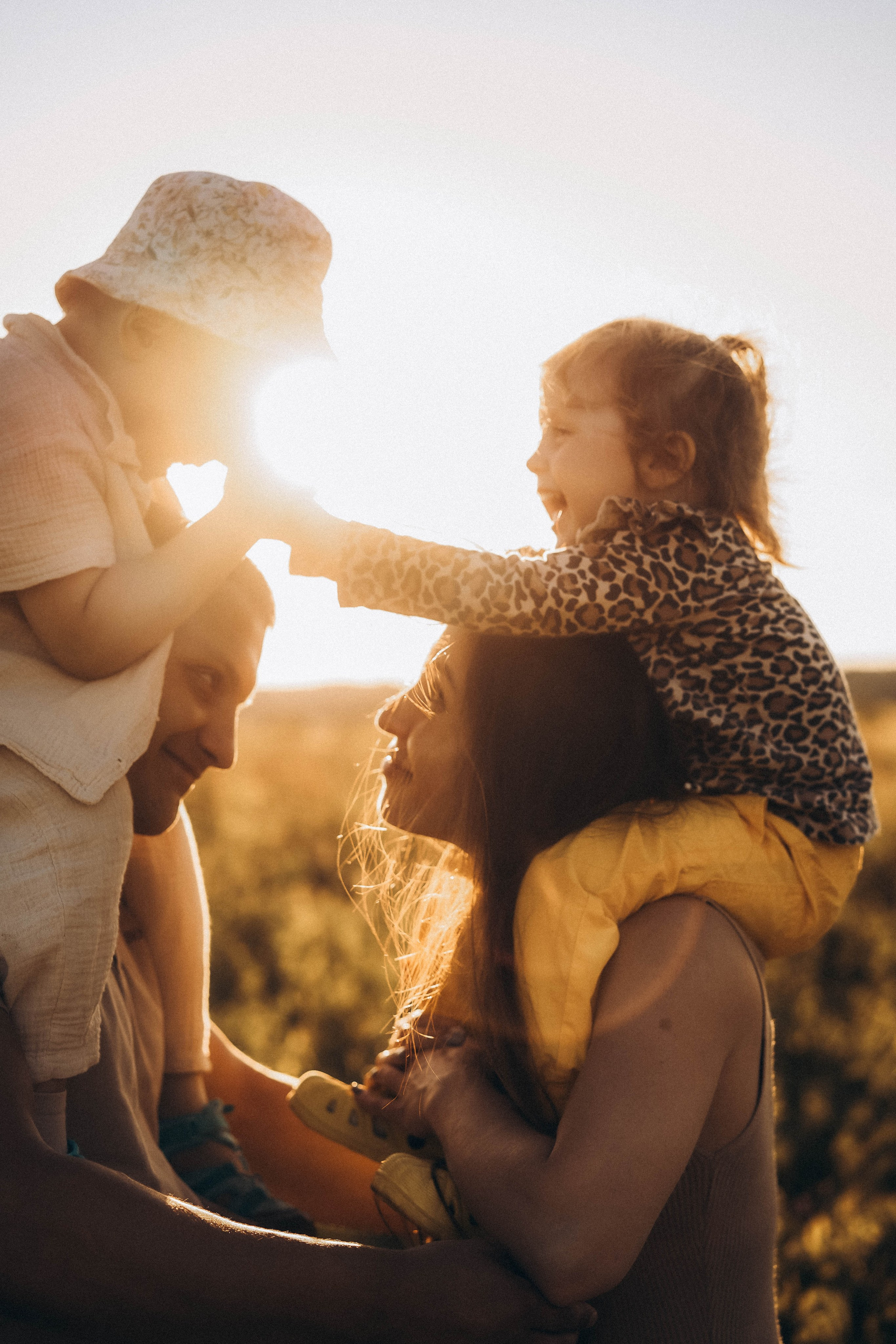 Семейная сьемка в поле на закате. Фотограф Екатеринбург Кокшарова Александра