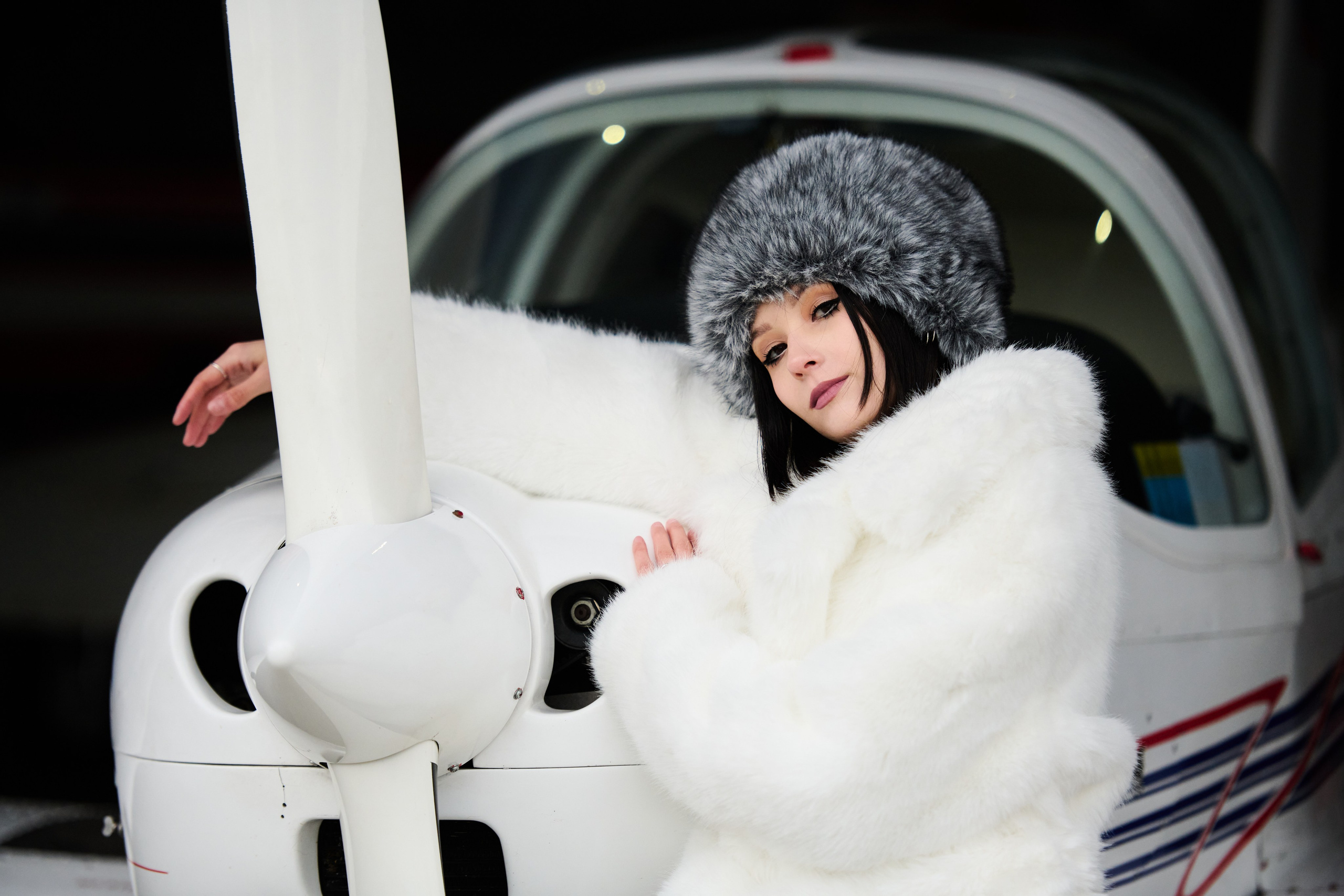 Фотосессия моделей в шубах на аэродроме. Репортажный и семейный фотограф — Шелихов Сергей