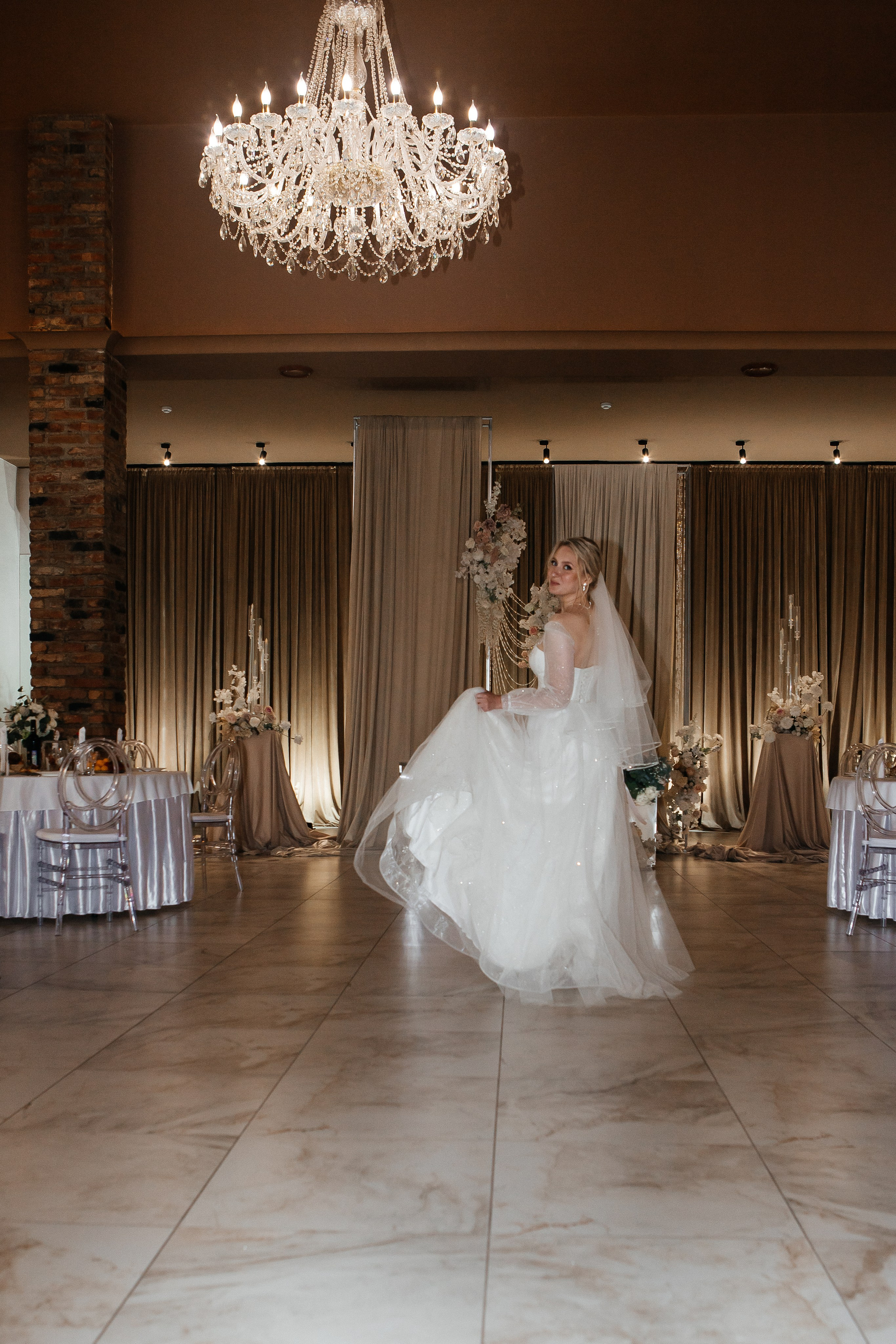 Евгения и Николай утренние сборы. Свадебный фотограф Виктория Чуйко Магнитогорск. Визуал для бизнеса