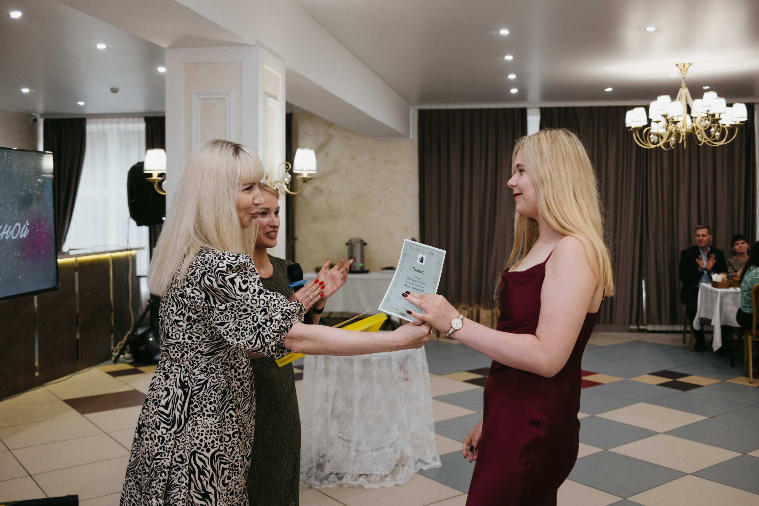 Выпускной 11 класс школы № 30. Свадебный и репортажной фотограф Денис Ожигин в Краснодаре и Краснодарском крае