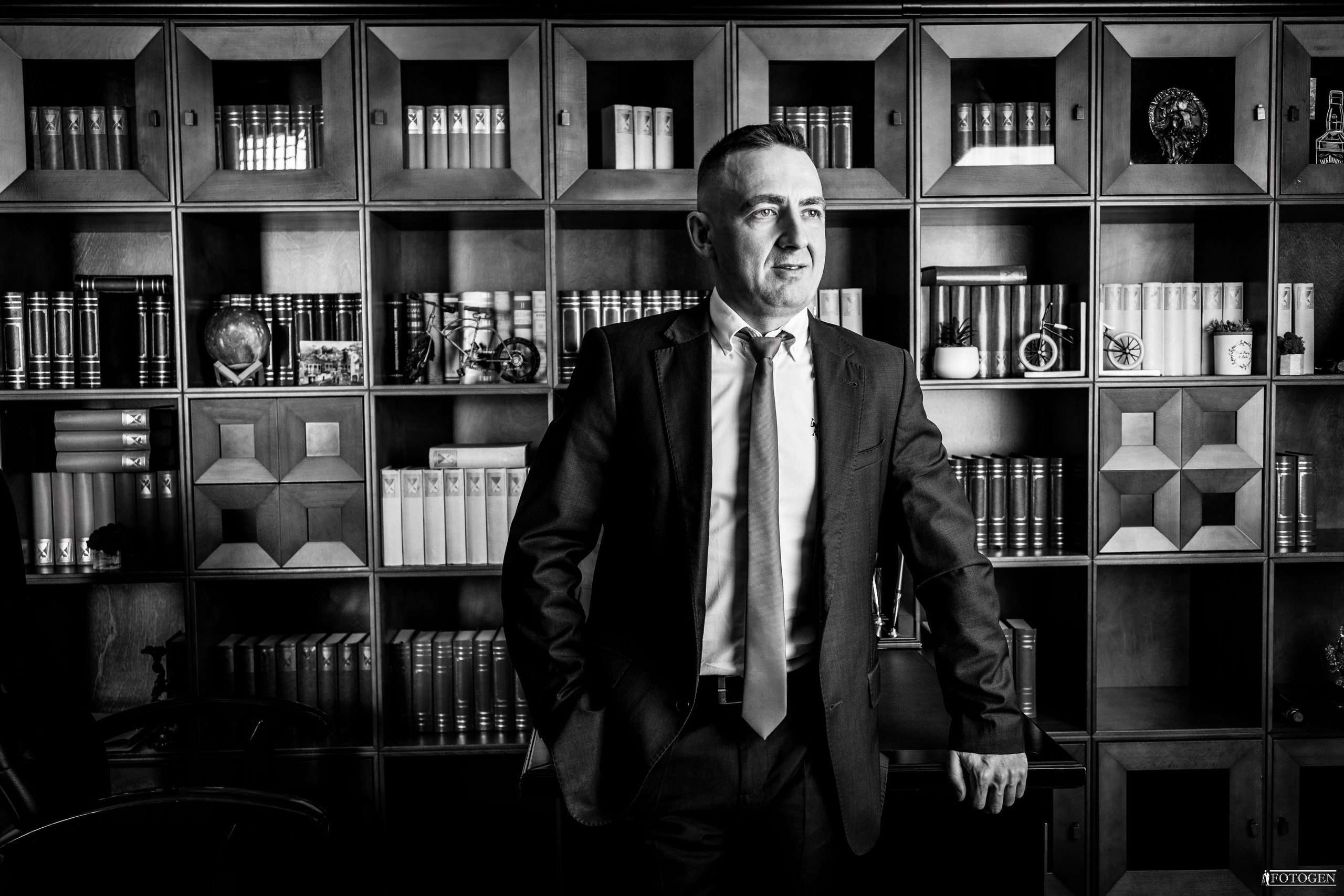 Профессиональная мужская фотосессия в Fotogen: Ваша история в кадре. Интерьерная фотостудия FOTOGEN г. Краснодар