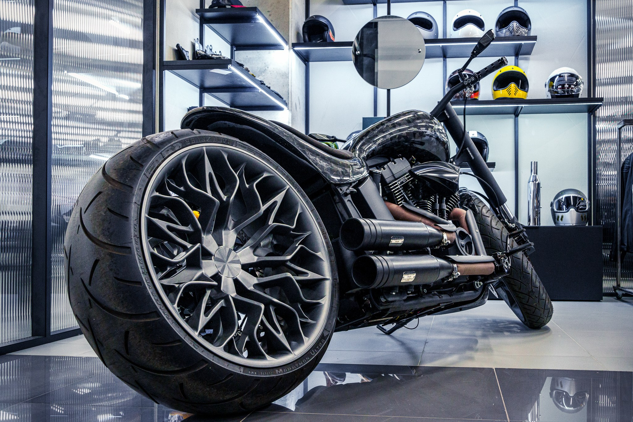 Тёмный кастом GAZ из кованого карбона, интерьерная съёмка с мягким светом