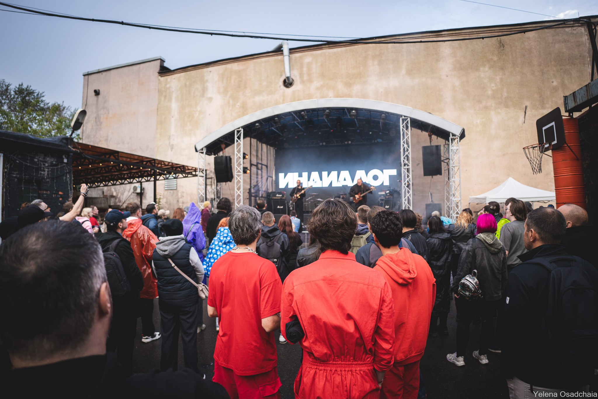 Живой 2025 — День 1. Елена Осадчая — фотографирую музыку на сцене и в жизни