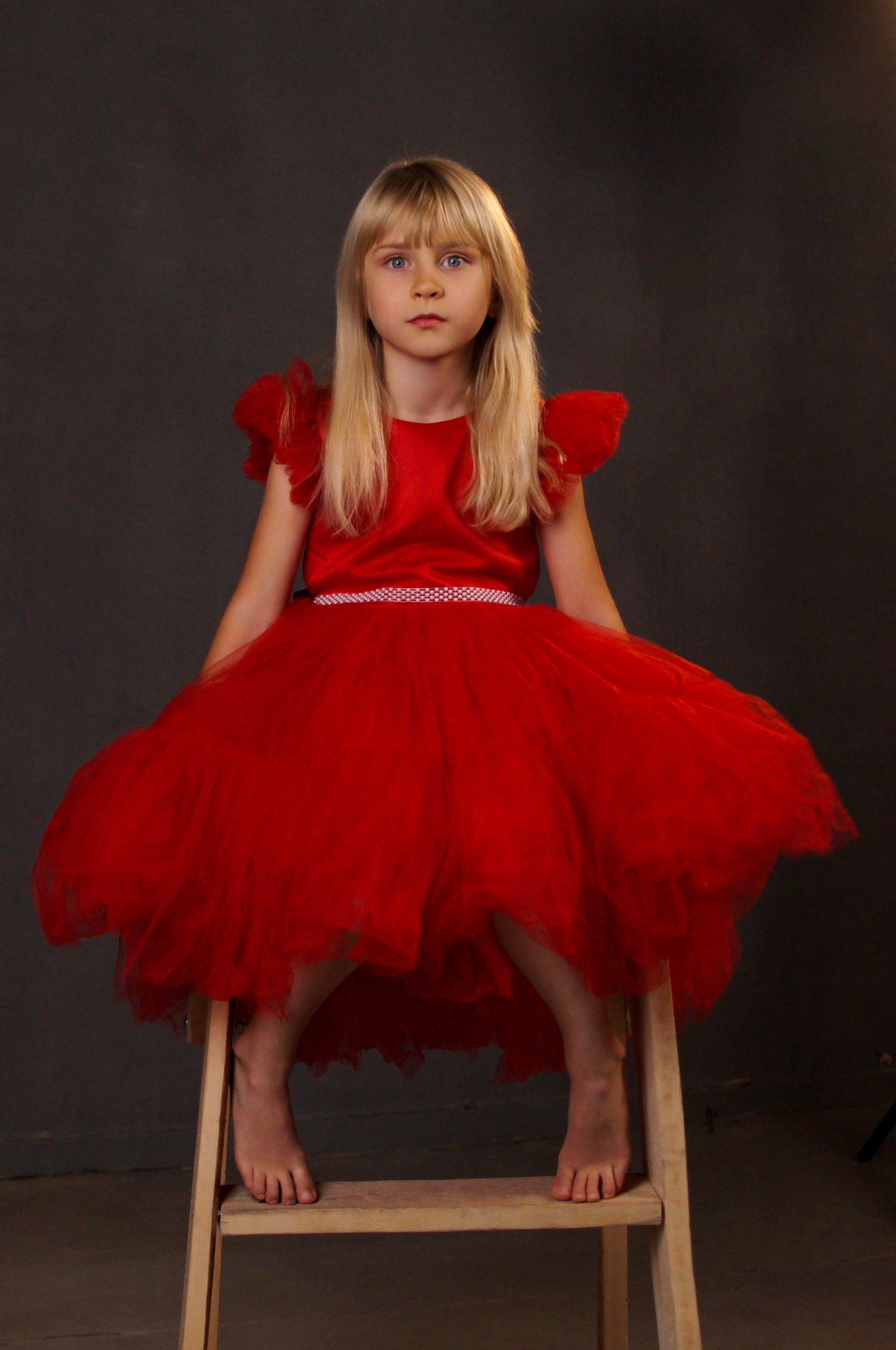 Детский портрет, красное платье для девочки