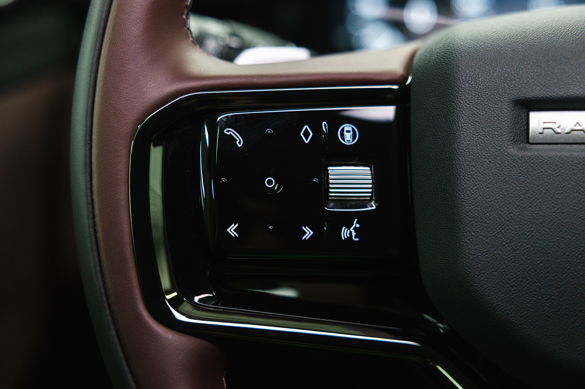 Land Rover Range Rover Evoque.2.0 Si4 4WD AT (249 л. с.). Автосалон «Х-Авто»